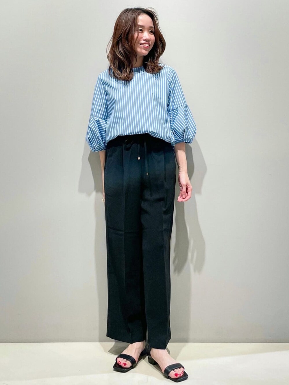 ブルー系のシャツ/ブラウス、ブラック系のその他パンツ、ブラック系のサンダルを着用したレディースの春コーディネートの1枚目の写真