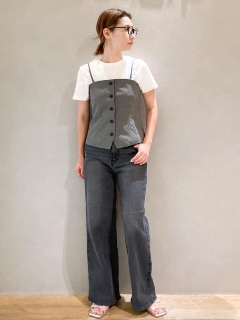 グレー系のタンクトップ、ホワイト系のTシャツ/カットソー、ブラック系のその他パンツを着用したレディースの夏コーディネートの1枚目の写真