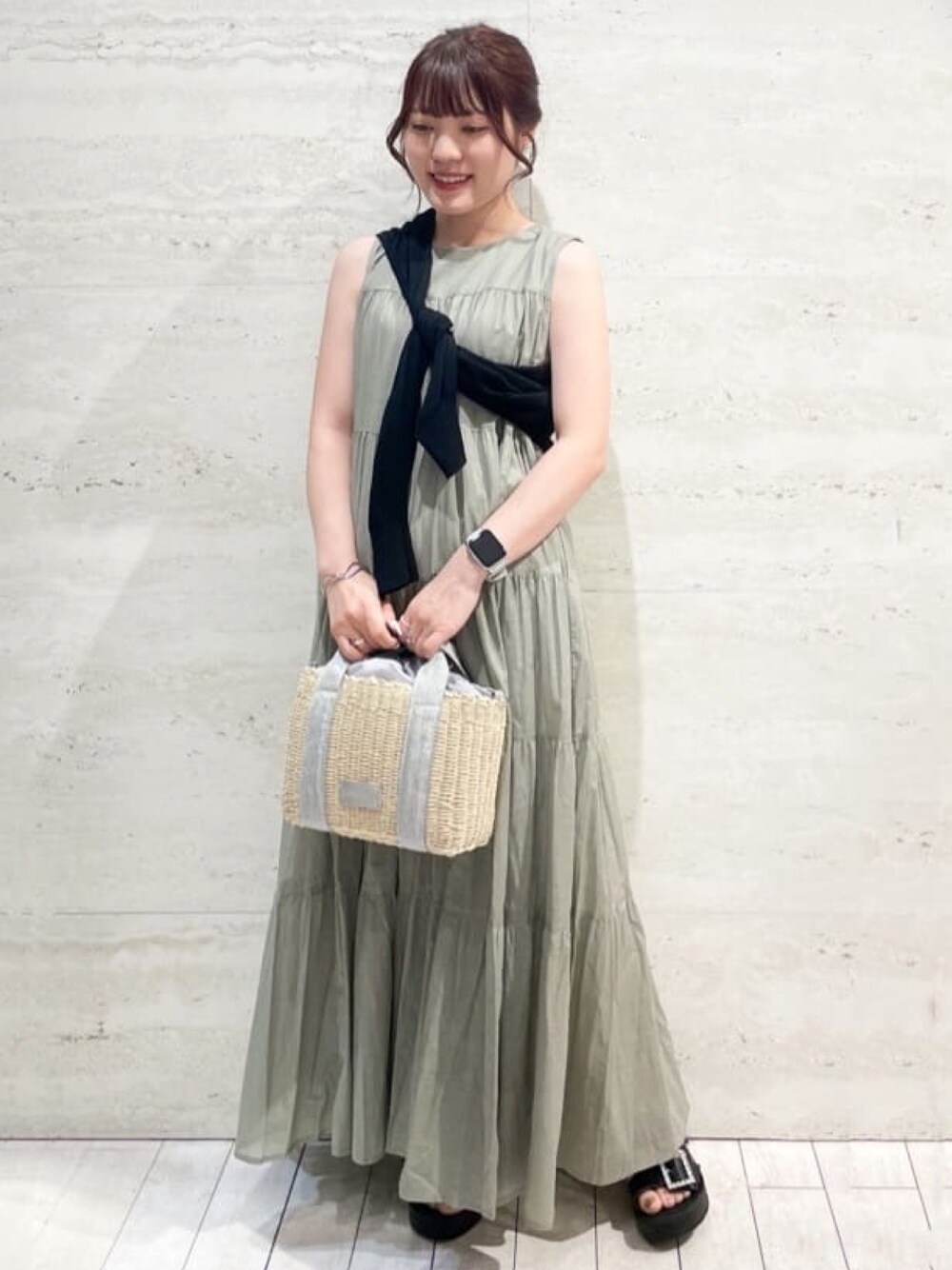 グリーン系のワンピース、シルバー系のショルダーバッグ、ブラック系のサンダルを着用したレディースの夏コーディネートの1枚目の写真