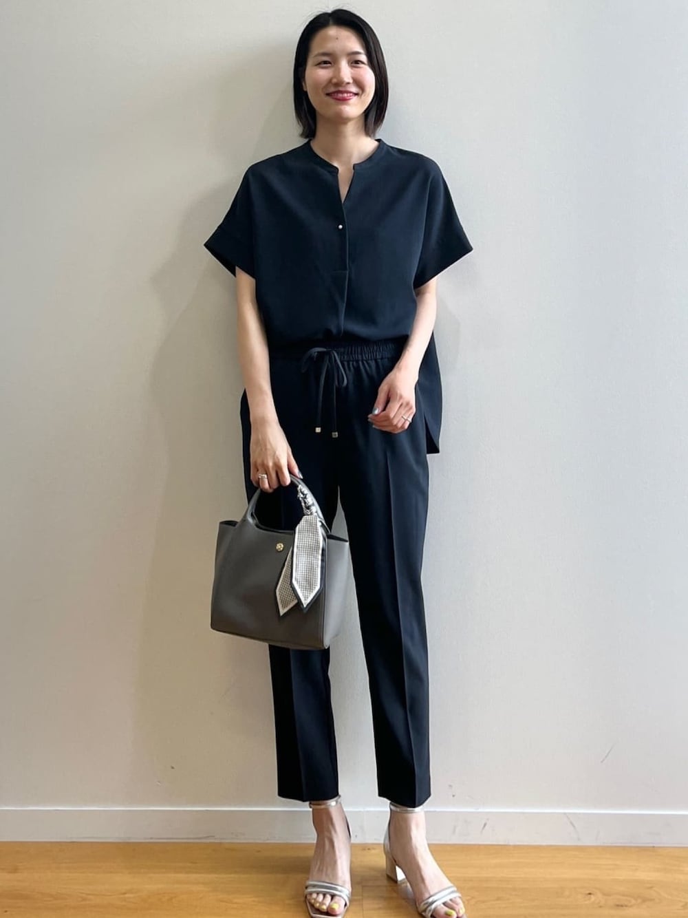 ブルー系のシャツ/ブラウス、ブルー系のその他パンツ、グレー系のトートバッグを着用したレディースの夏コーディネートの1枚目の写真