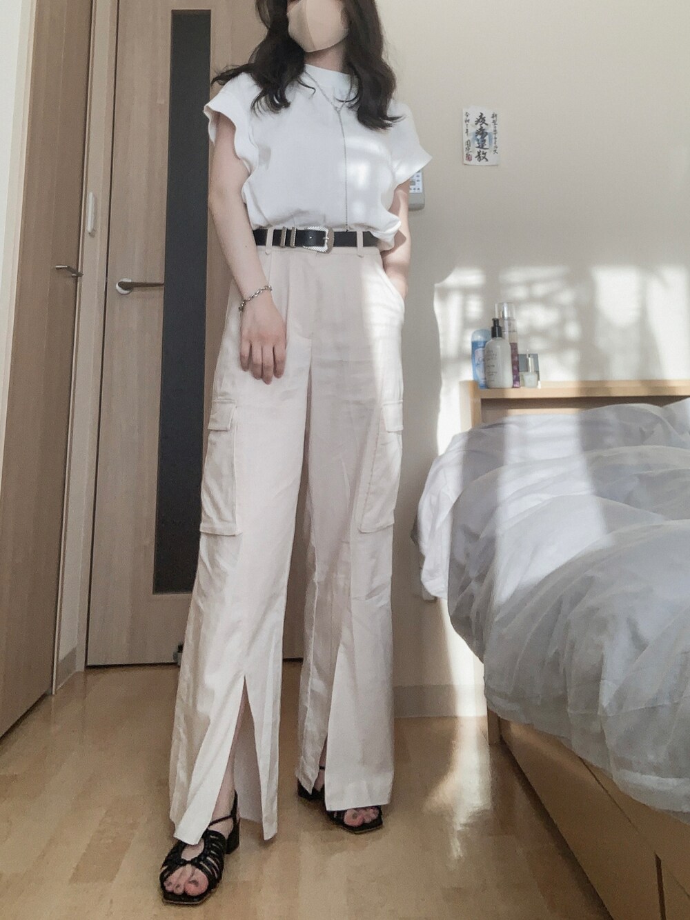 「夏コーデ、ホワイト、低身長、韓国ファッション、淡色コーデ、淡色女子、パンツスタイル、モノトーン、きれいめカジュアル」｜「PAGEBOYのスローサイズカットフレンチスリーブ（Tシャツ/カットソー、ホワイト系）」を使った、nebaさん（レディース・155cm）の夏コーディネートの1枚目の写真
