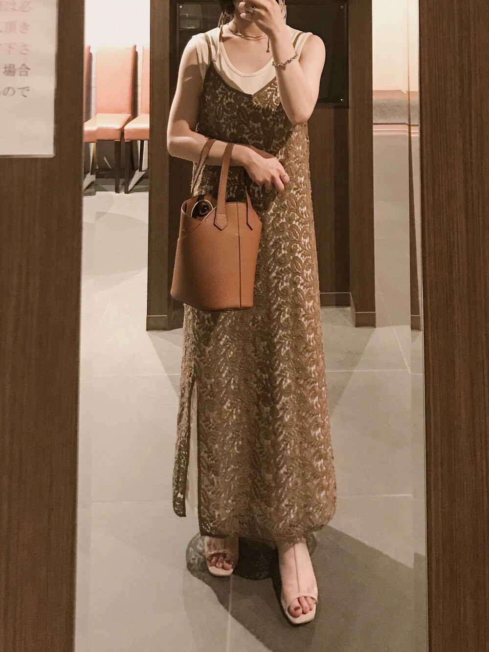「レイヤードスタイル、ワンピース、淡色コーデ、低身長、綺麗めカジュアル、韓国ファッション、キャミワンピ」｜「etadeの【etade】2way bucket bag etda3（ショルダーバッグ、ブラウン系）」を使った、nebaさん（レディース・155cm）の秋コーディネートの1枚目の写真
