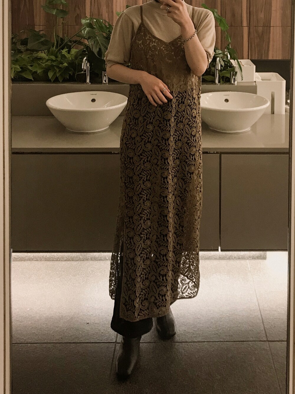 「レイヤードスタイル、韓国ファッション、低身長、淡色コーデ、茶色、ワントーンコーデ、sporty」｜「Amiurのarrange lace cami ops（ワンピース、ブラウン系）」を使った、nebaさん（レディース・155cm）の秋コーディネートの1枚目の写真