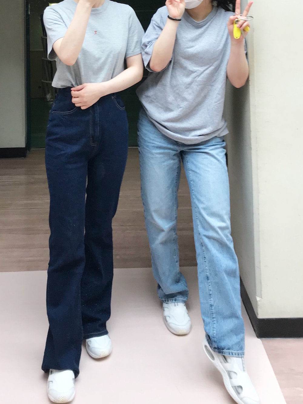 「TINA:JOJUN、パンツスタイル、デニムパンツ、低身長コーデ、きれいめカジュアル、Tシャツ、summer、夏」｜「TINA：JOJUNのT.刺繍Tシャツ TINA：JOJUN（Tシャツ/カットソー、グレー系）」を使った、nebaさん（レディース・155cm）の夏コーディネートの1枚目の写真