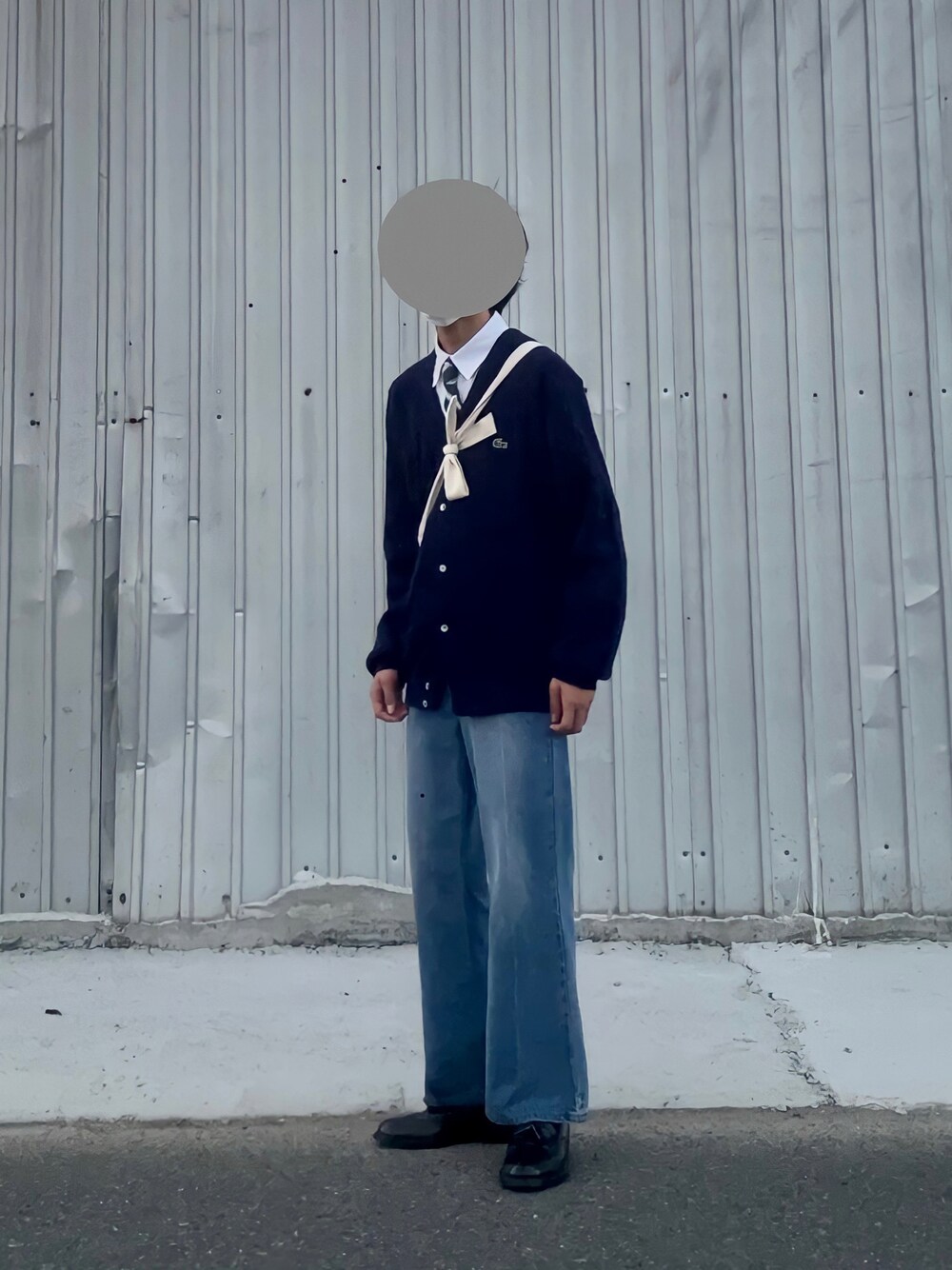 ブラック系のローファー、ブルー系のデニムパンツ、ブルー系のカーディガン/ボレロを着用したメンズの秋コーディネートの1枚目の写真