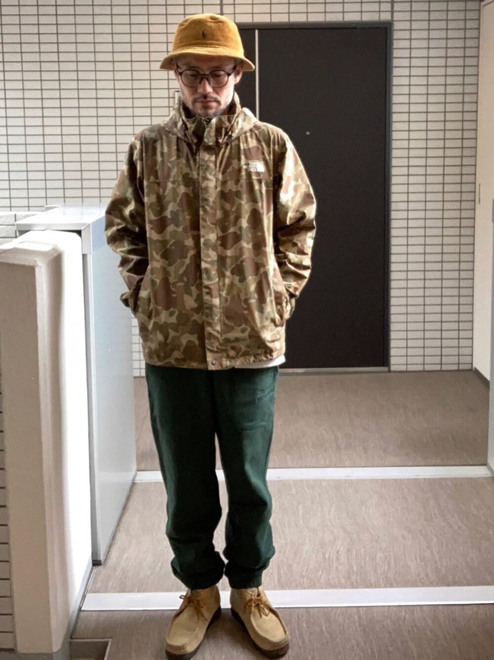 「スウェットパンツ、スウェット、アウトドアスタイル、秋のコーデ、迷彩、大人カジュアル、ナイロンジャケット、THE NORTH FACE、ootd、Polo Ralph Lauren、clarks、バケットハット、ワラビー、雨の日コーデ、ゆるコーデ」｜「POLO RALPH LAURENのアイテム（ハット、ブラウン系）」を使った、toshiさん（メンズ・168cm）の秋コーディネートの1枚目の写真