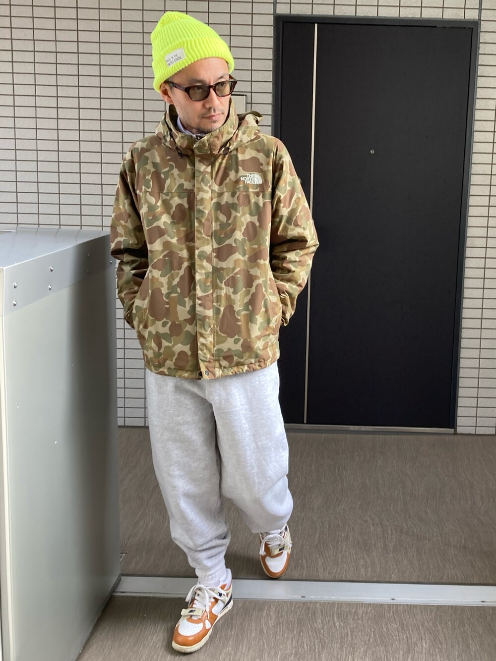「休日コーデ、ニット帽、ナイロンジャケット、スウェット、スウェットパンツ、スウェットコーデ、セットアップ、ソックスイン、スニーカーコーデ、大人カジュアル、メガネ男子、ネオンカラー、迷彩、白ソックス、スポーツミックス」｜「UNITED ARROWSのアイテム（ニットキャップ/ビーニー、イエロー系）」を使った、toshiさん（メンズ・168cm）の冬コーディネートの1枚目の写真