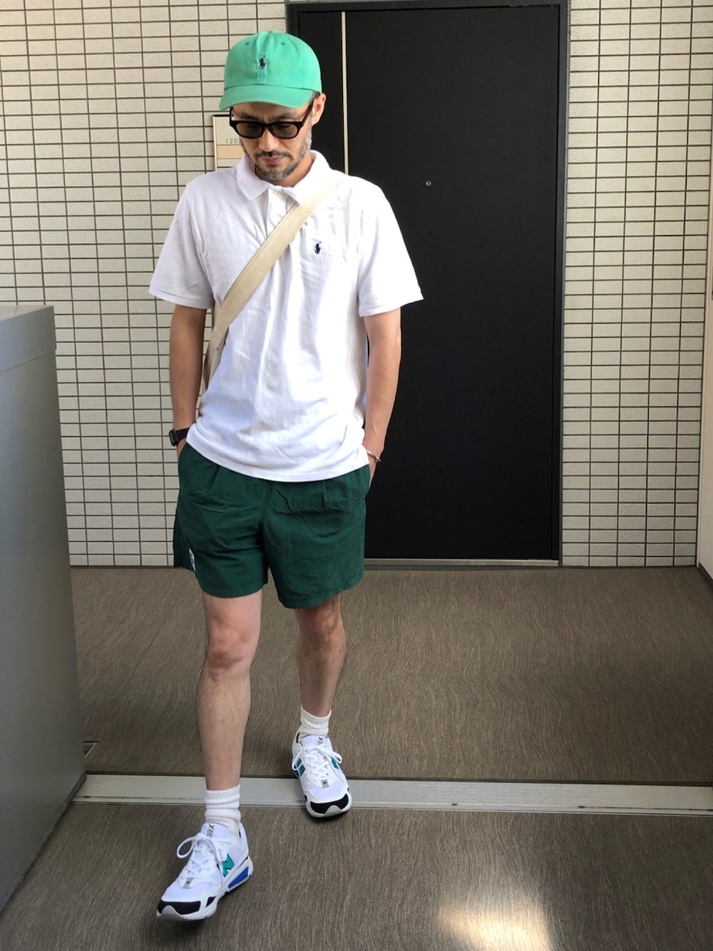 「キャップ、ポロシャツ、キャンパストートバック、ランドリーバック、ショートパンツ、短パン、Polo Ralph Lauren、アウトドアミックス、トラッド、スニーカーコーデ、New Balance、夏コーデ、サングラス、リラックススタイル、大人カジュアル」｜「POLO RALPH LAURENの【POLO RALPHLAUREN/ポロ ラルフローレン】ワンポイント刺繍 コットンキャップ（キャップ、グリーン系）」を使った、toshiさん（メンズ・168cm）の夏コーディネートの1枚目の写真