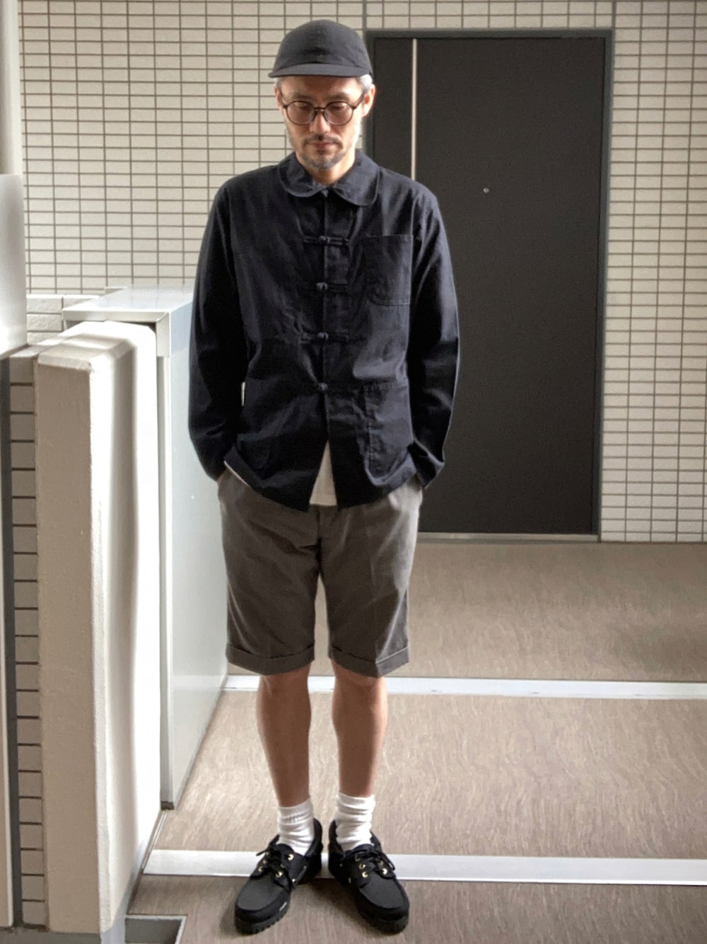 「ジャケット、キャップ、ショートパンツ、秋のコーデ、白ソックス、大人コーデ、ootd、Timberland、カスタム、白Tシャツ、オトナカジュアル、チャイナジャケット、フレンチチャイナ」｜「kijima takayuki × スタイリスト私物のアイテム（キャップ、ブラック系）」を使った、toshiさん（メンズ・168cm）の秋コーディネートの1枚目の写真