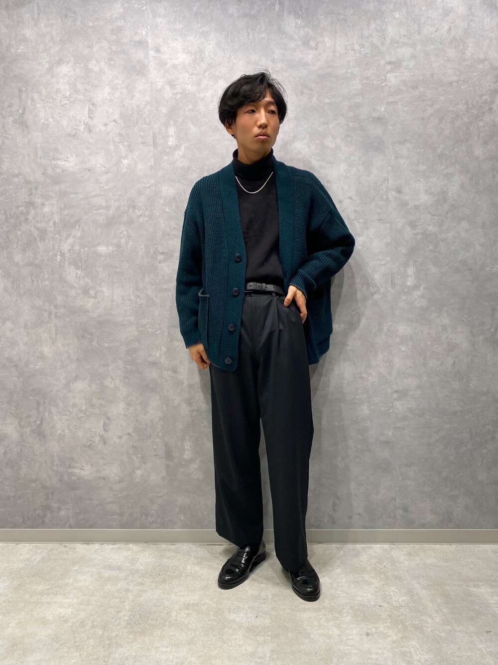 「だから秋服が好き、今日のコーデ、大人コーデ、秋のコーデ、シンプルスタイル、シンプル、ビッグシルエット、お洒落さんとつながりたい、ootd、オトナカジュアル、ワントーンコーデ、カジュアル、プチプラ、カーディガン、アースカラー」｜「HAREのアゼアミタートルニット(HARE)（ニット/セーター、ブラック系）」を使った、　しみーさん（メンズ・175cm）の秋コーディネートの1枚目の写真