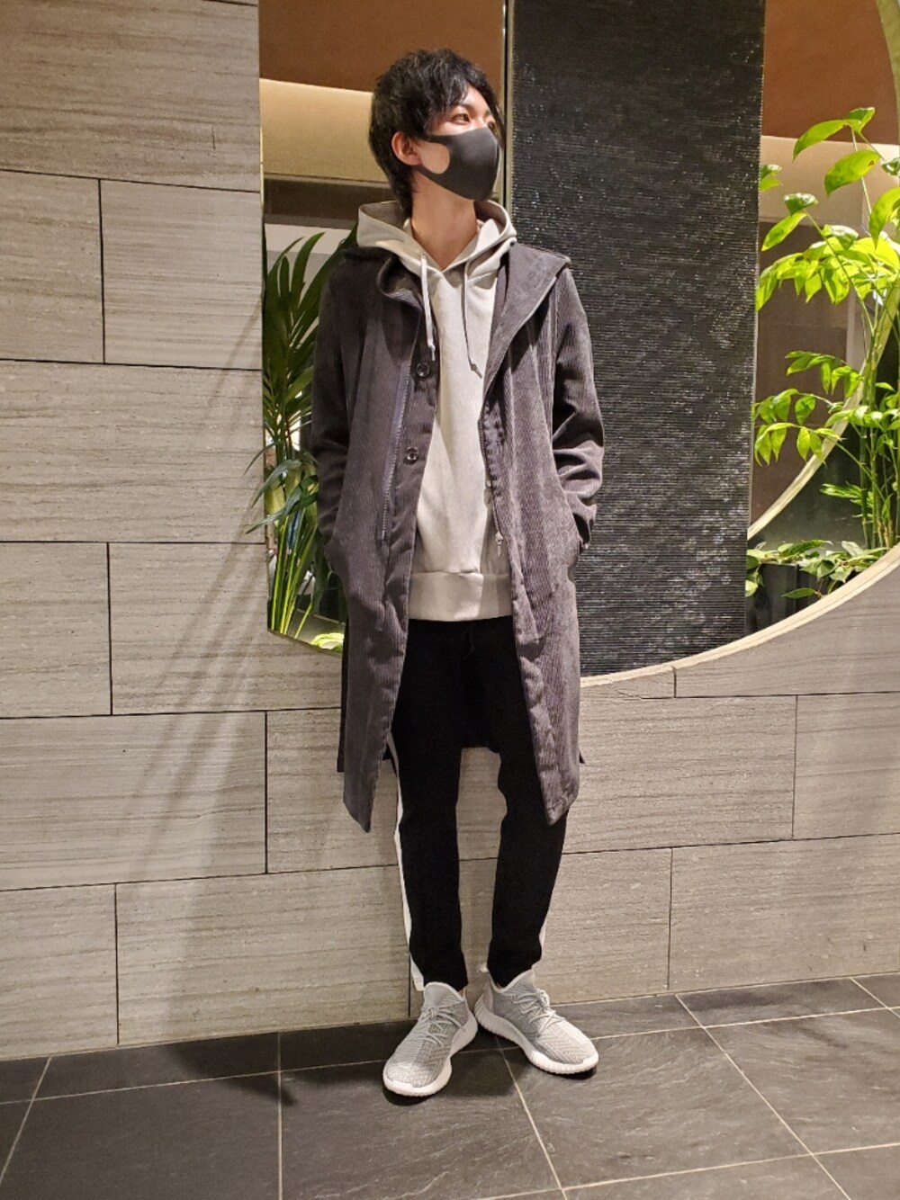 グレー系のステンカラーコート、グレー系のTシャツ/カットソー、ブラック系のその他パンツを着用したメンズの秋コーディネートの1枚目の写真