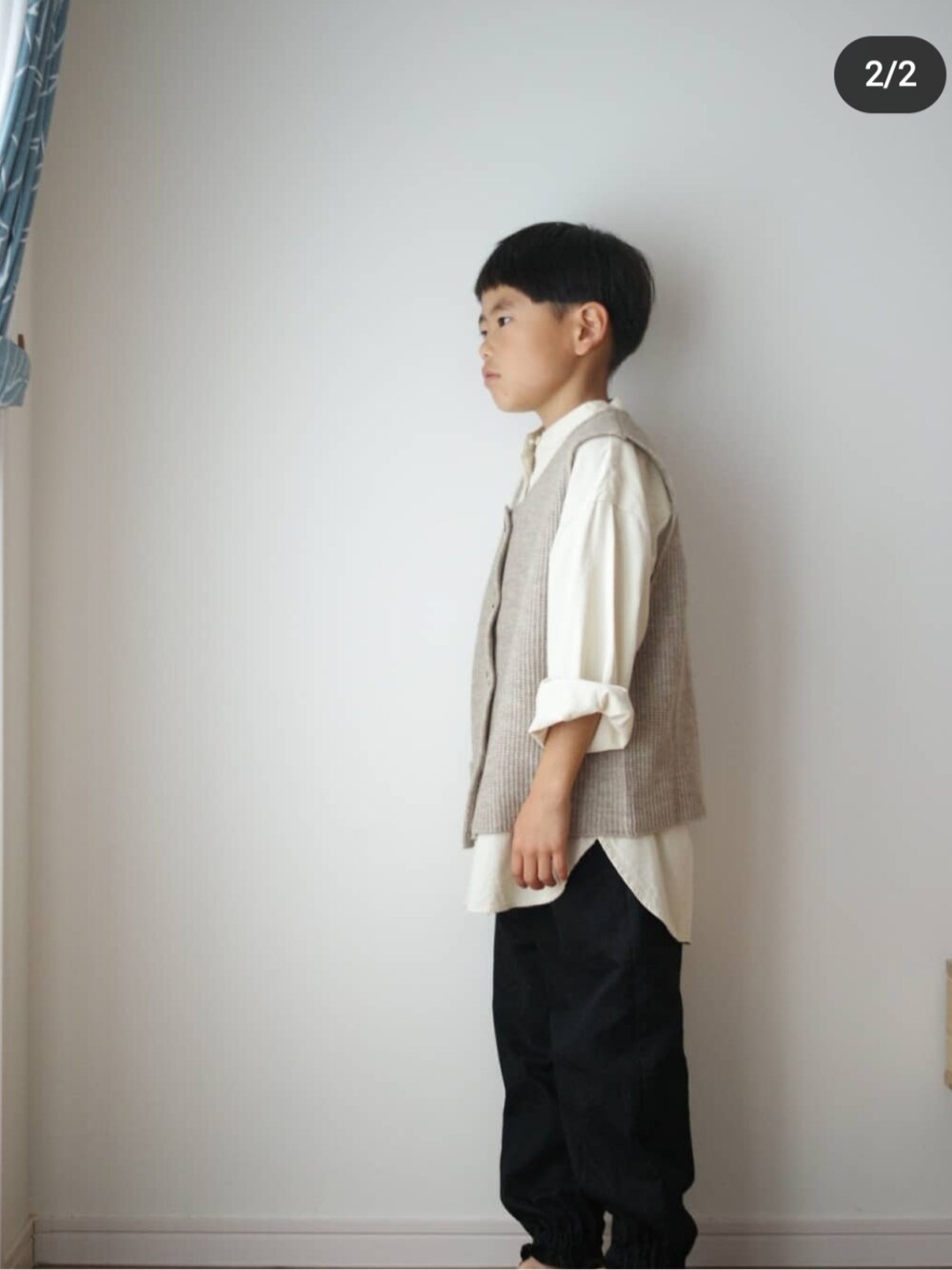 ブラック系のその他パンツ、ホワイト系のシャツ/ブラウス、ベージュ系のベストを着用したキッズの春コーディネートの2枚目の写真