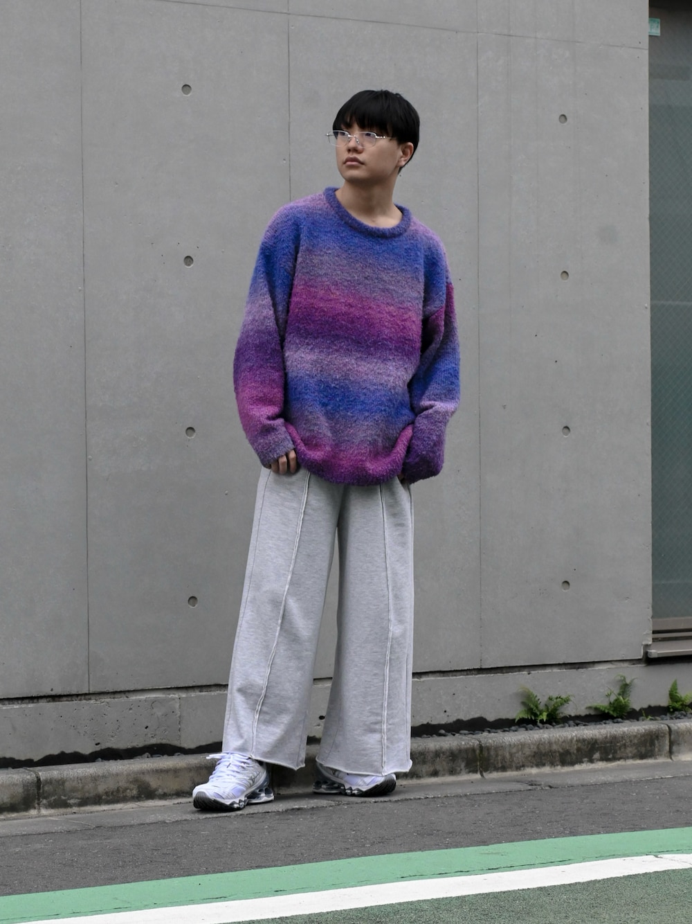 「最近のいい感じコーデ、ニットコーデ、お洒落さんとつながりたい、スウェットパンツ、メガネ男子、低身長男子、スニーカー、低身長ファッション、MIZUNO、happyjohn、funalive、gentlemonster」｜「Happy Johnのdesign buggy sweat pants/デザインバギースウェットパンツ（スウェットパンツ、グレー系）」を使った、04mhirokiさん（メンズ・168cm）の秋コーディネートの1枚目の写真