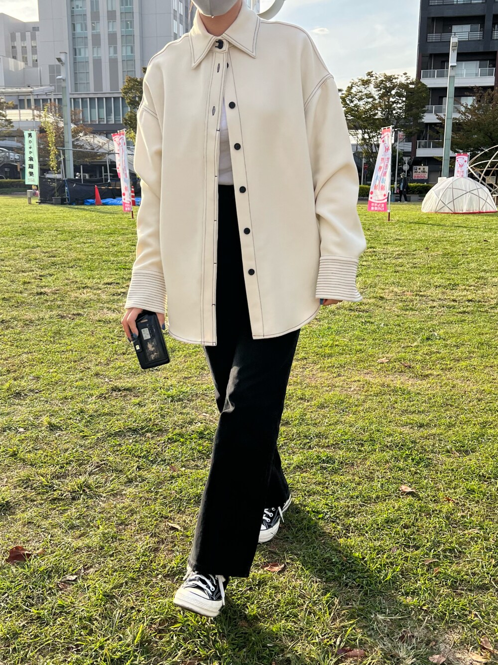 「デニム、カジュアル、モノトーン、休日コーデ、ootd、秋コーデ」｜「TODAYFULのステッチウールシャツ（シャツ/ブラウス、ホワイト系）」を使った、フウカさん（レディース・164cm）の秋コーディネートの1枚目の写真