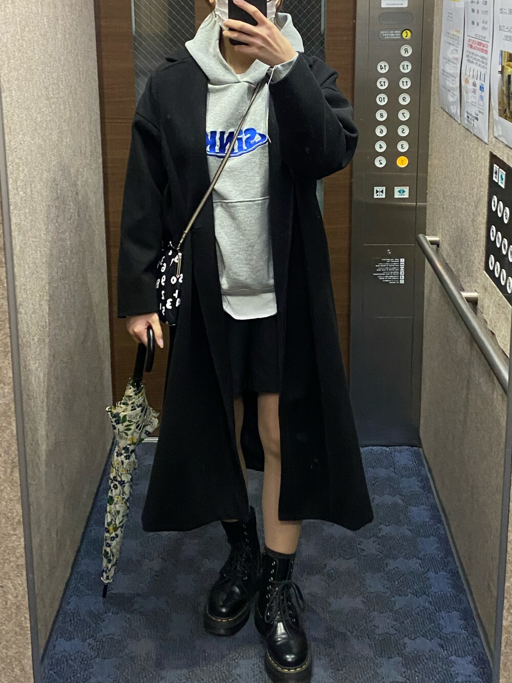 「パーカー、ロングコート、大学生」｜「SINK kotohayokozawaのWAVE LOGO HOODIE（パーカー、グレー系）」を使った、フウカさん（レディース・164cm）の冬コーディネートの1枚目の写真