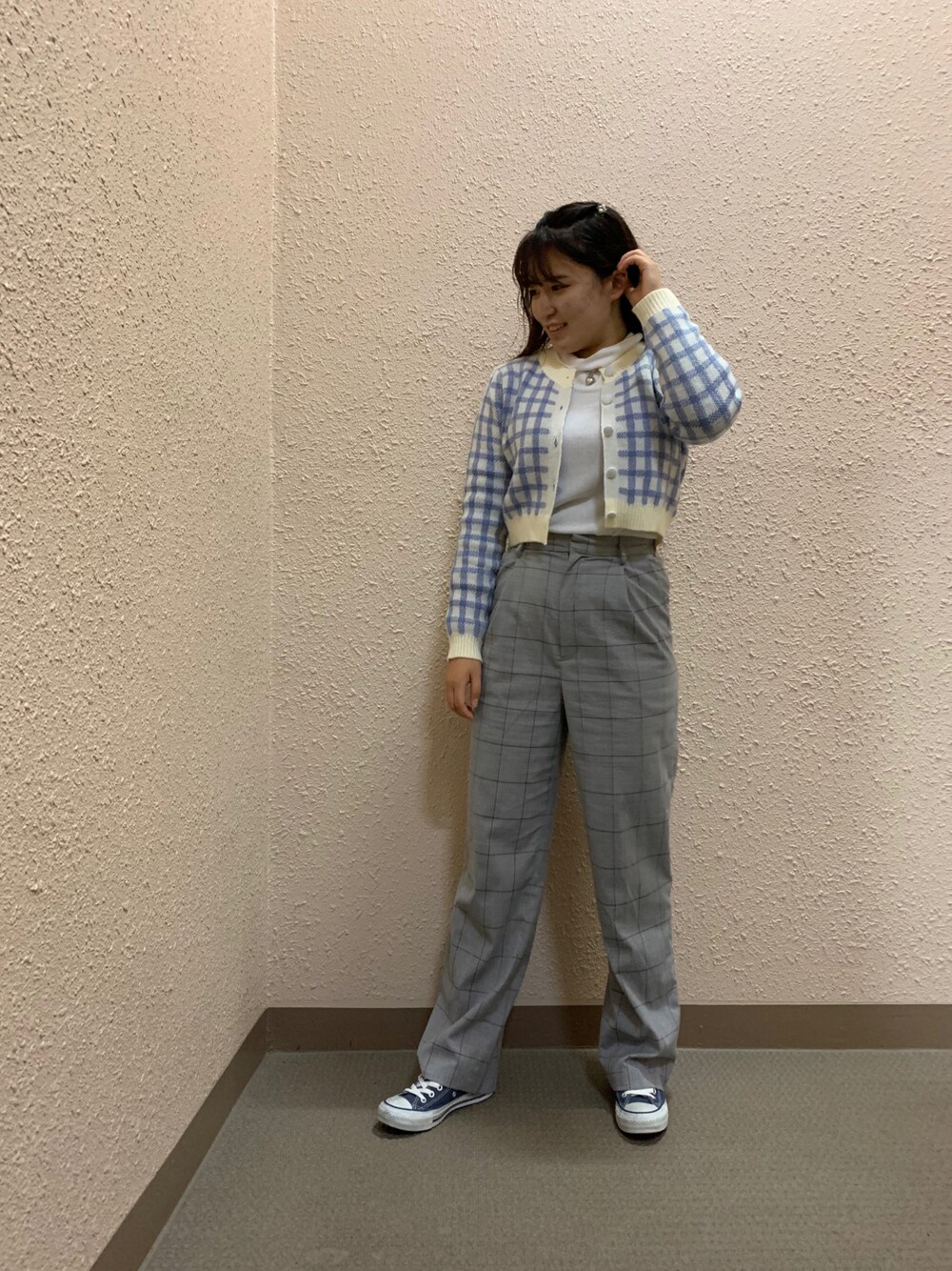 「LEPSIMのストレートチェックスラックスパンツ　892085（スラックス、グレー系）」を使った、まなさん（レディース・152cm）の秋コーディネートの1枚目の写真