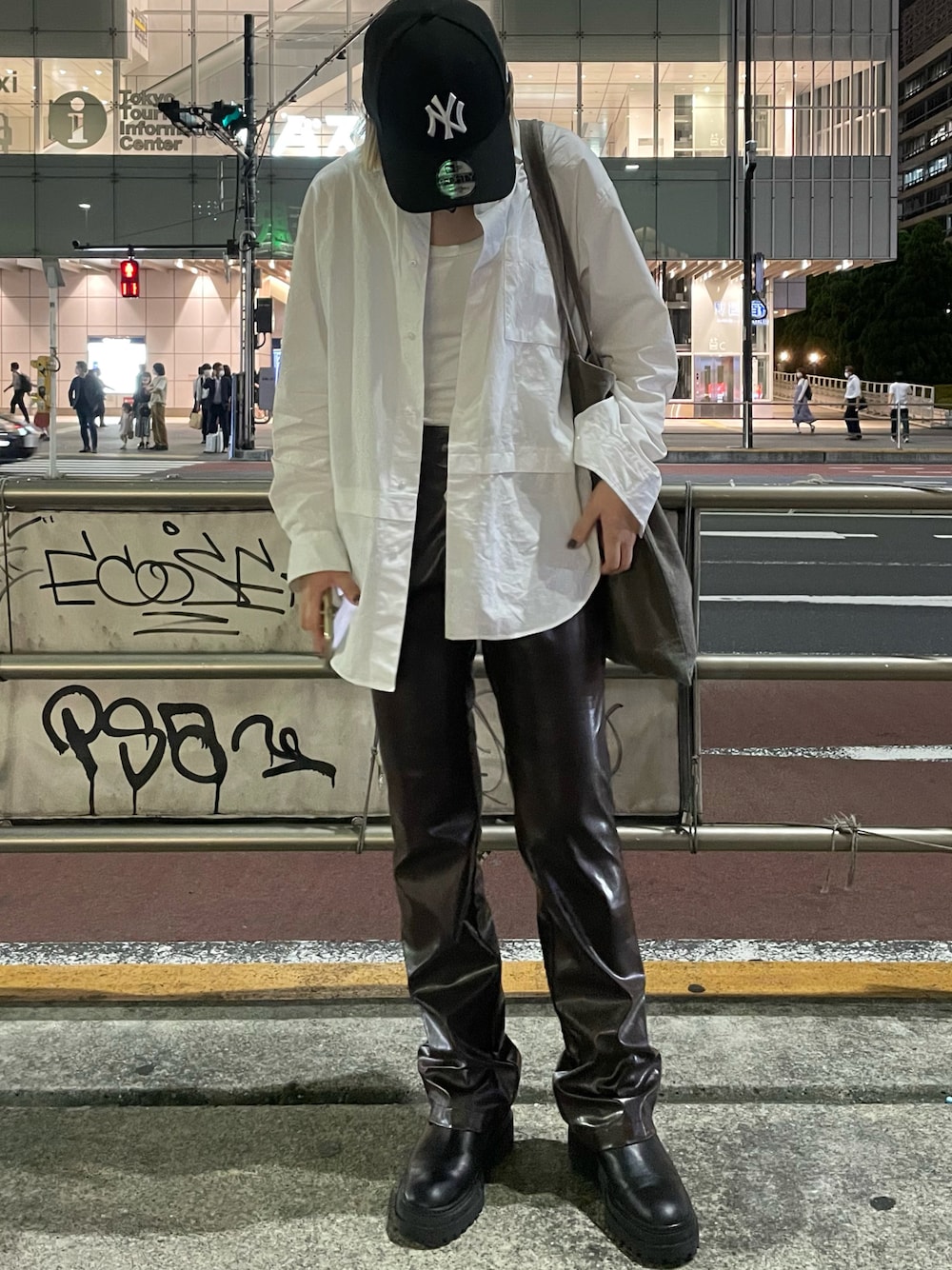 「NEW ERA、シャツ、+J、レザーパンツ、古着コーデ、RICK OWENS」｜「UNIQLOのアイテム（シャツ/ブラウス、ホワイト系）」を使った、チさん（レディース・164cm）の夏コーディネートの1枚目の写真