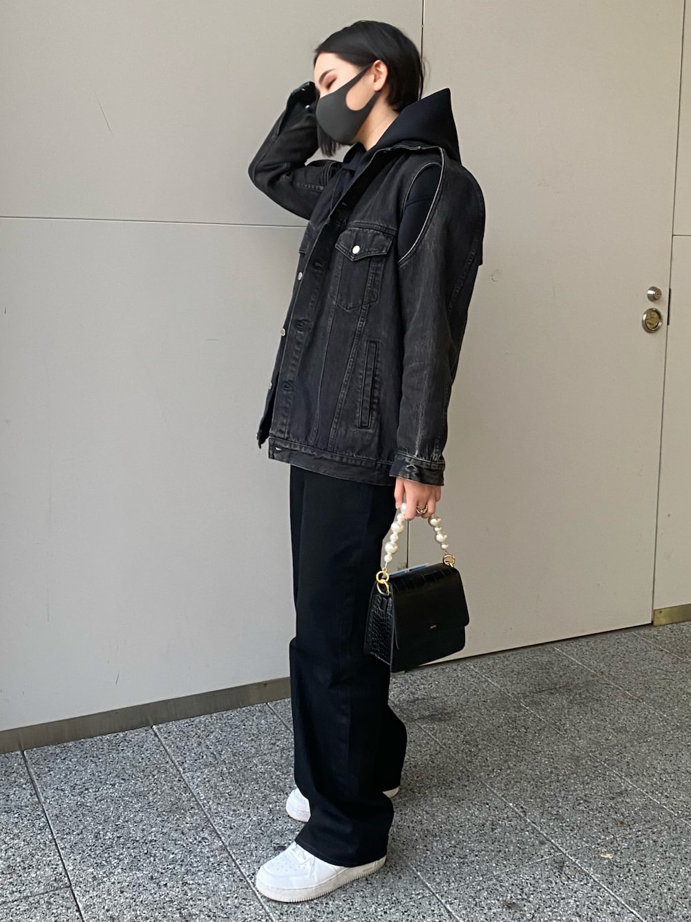 「ALL BLACK、オールブラック、JOHN LAWRENCE SULLIVAN、ジョンローレンスサリバン、デニムジャケット、Gジャン、UNIQLO U、LEMAIRE、服飾学生」｜「JOHN LAWRENCE SULLIVANのJOHN LAWRENCE SULLIVAN ブリーチデニムジャケット（デニムジャケット、ブラック系）」を使った、チさん（レディース・164cm）の夏コーディネートの1枚目の写真