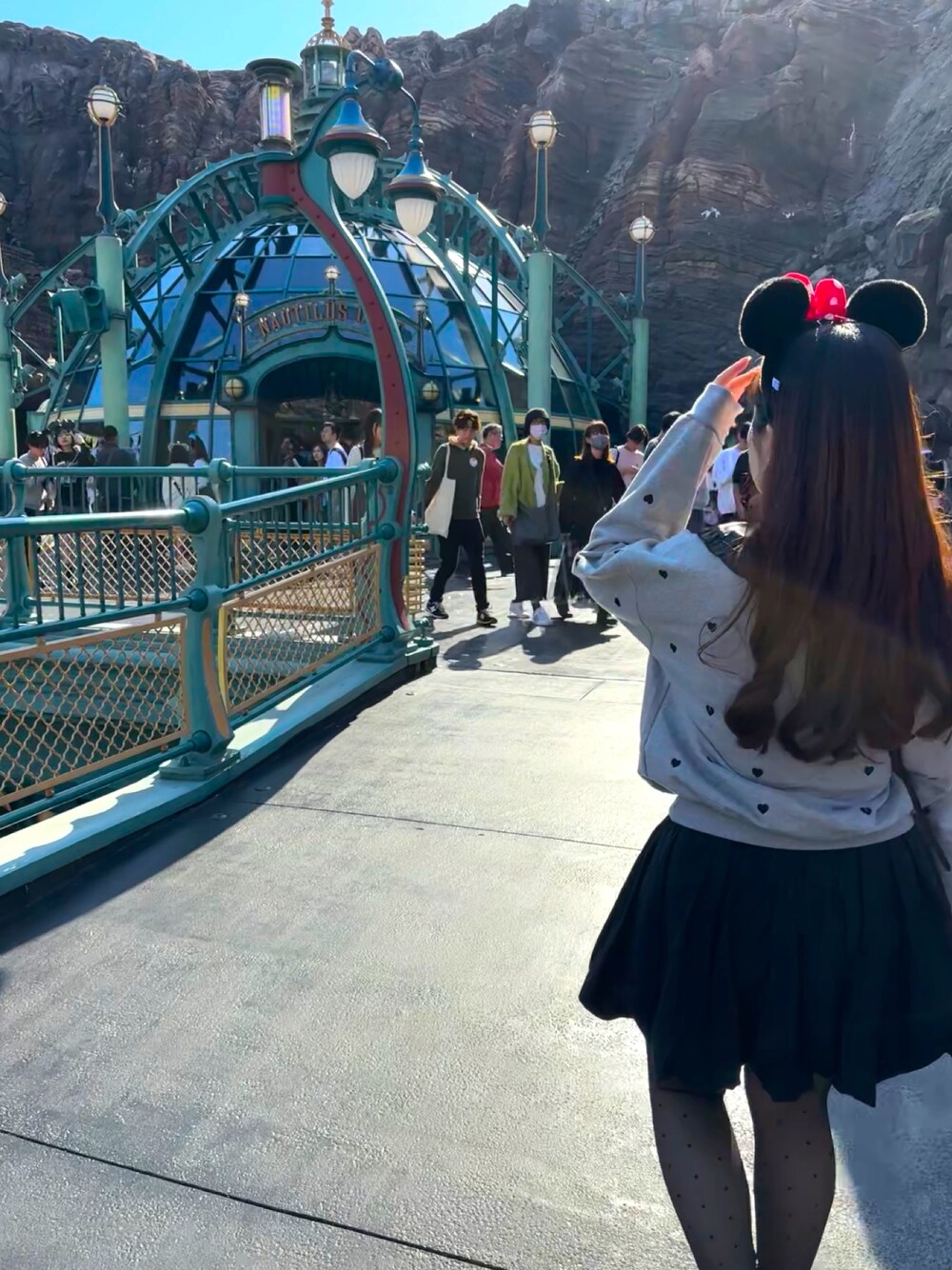 「秋のコーデ、ディズニーコーデ、ファッションを楽しもう、お洒落さんとつながりたい、タイツ、スウェット、ミニスカート、カチューシャ、ミニー」｜「Disneyのアイテム（カチューシャ、レッド系）」を使った、りなさん（レディース・151cm）の秋コーディネートの1枚目の写真