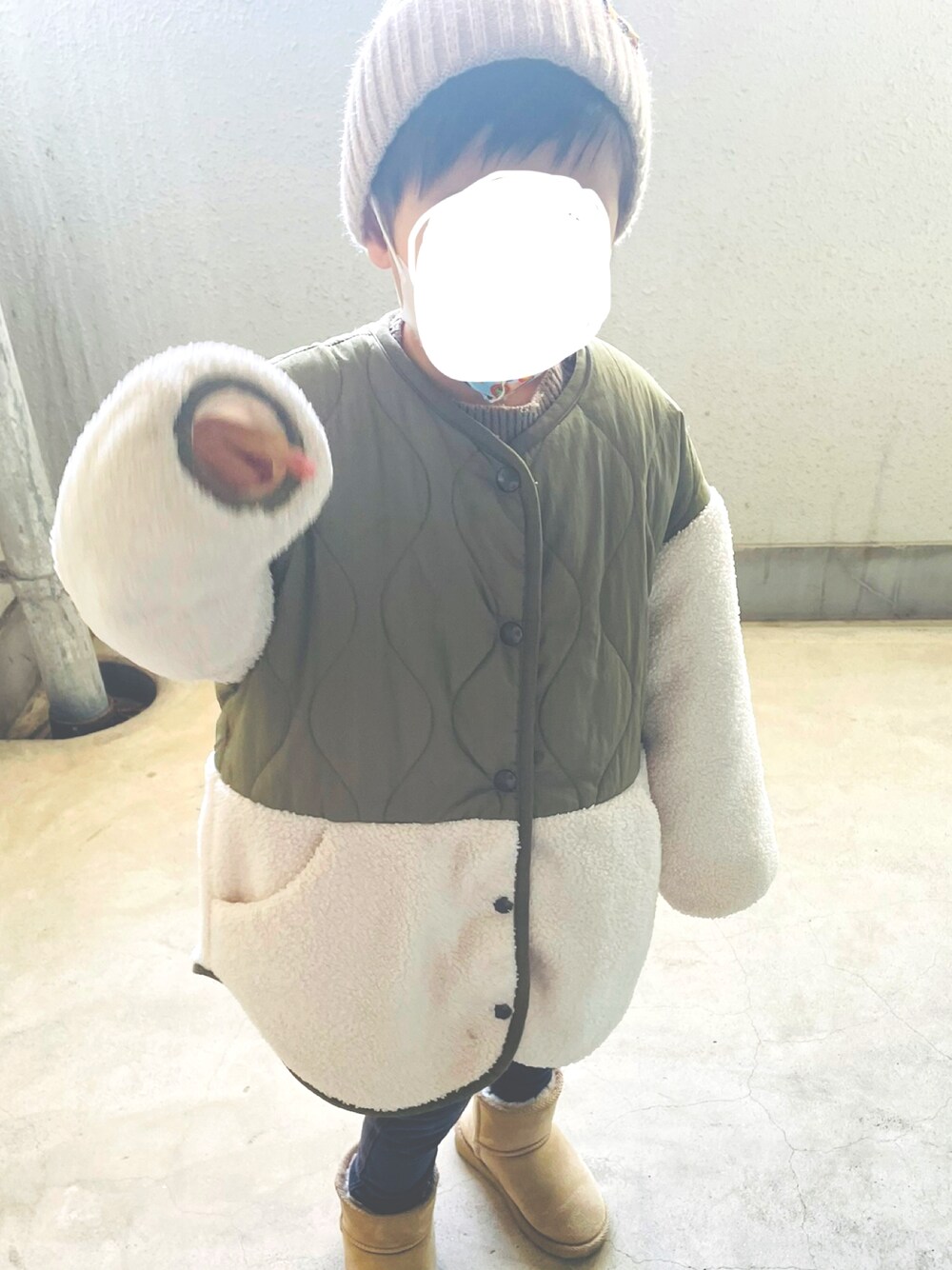 「休日スタイル、キッズファッション、カジュアルコーデ、UNIQLO、GU、ムートンブーツ、デニムパンツ、ニット帽、プチプラ、韓国子供服」｜「osyarekoのアイテム（ニットキャップ/ビーニー、ベージュ系）」を使った、ｎｍｋさん（キッズ・100cm）の冬コーディネートの1枚目の写真