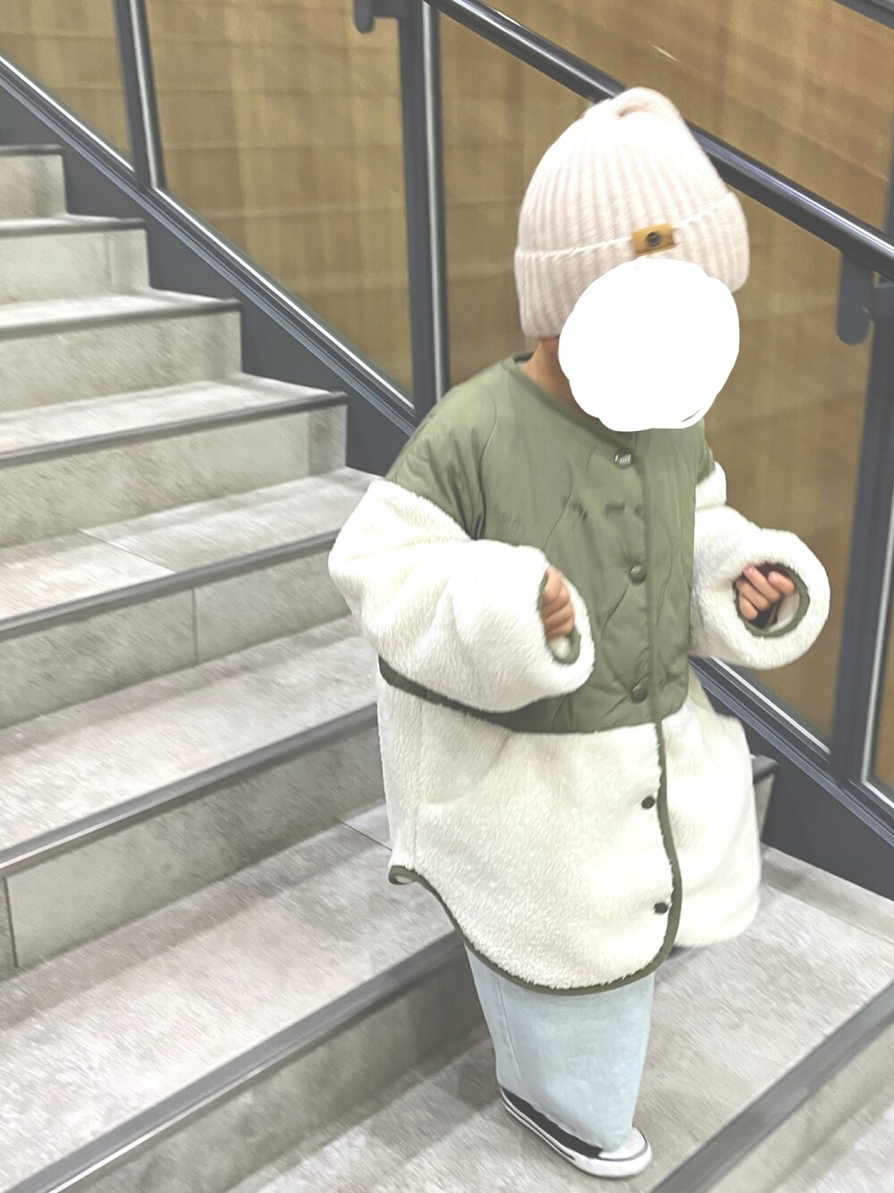 「休日スタイル、冬コーデ、キッズファッション、GU、プチプラ、ニット帽、男の子」｜「GUのアイテム（ノーカラーコート、グリーン系）」を使った、ｎｍｋさん（キッズ・100cm）の冬コーディネートの1枚目の写真