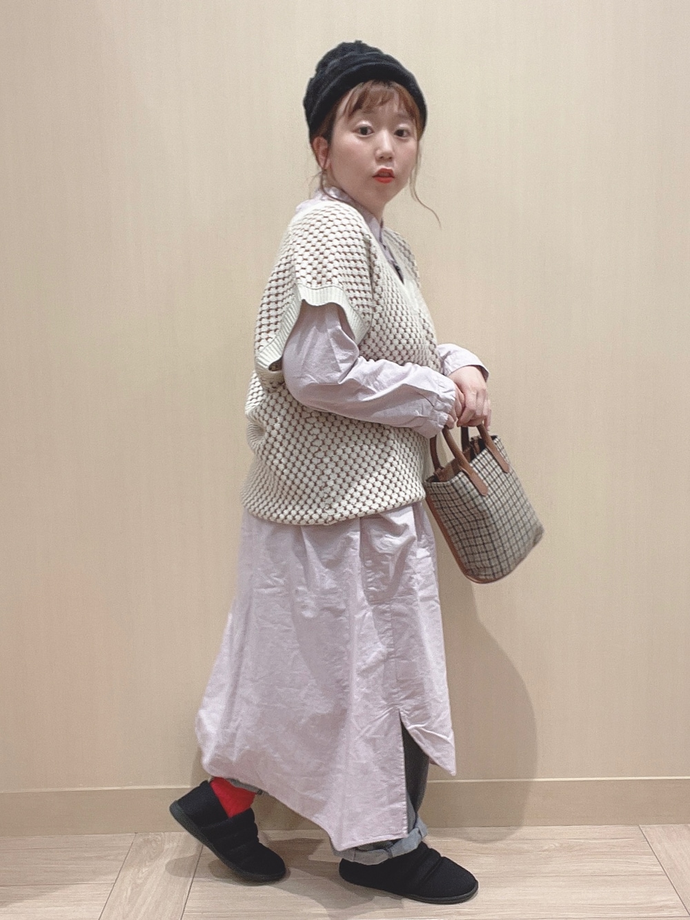 「デニム、ワンピース、ニット帽、秋のコーデ、ベスト、ソックス、ゆったりコーデ、秋服、低身長、クリップ、低身長女子、秋服準備はじめました、ニット/セーター、秋トレンド2021」｜「studio CLIPのファー付きリバーシブルニットワッチ（ニットキャップ/ビーニー、ブラック系）」を使った、み と ず と きさん（レディース・152cm）の秋コーディネートの1枚目の写真