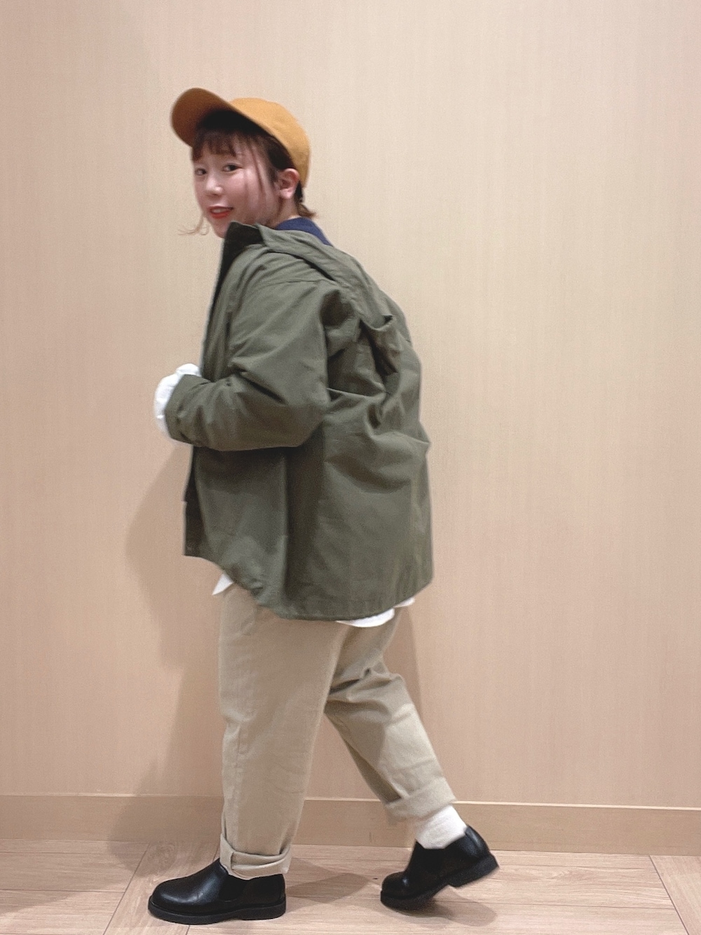 ホワイト系のTシャツ/カットソー、グリーン系のジャケット/アウター、ベージュ系のその他パンツを着用したレディースの冬コーディネートの2枚目の写真