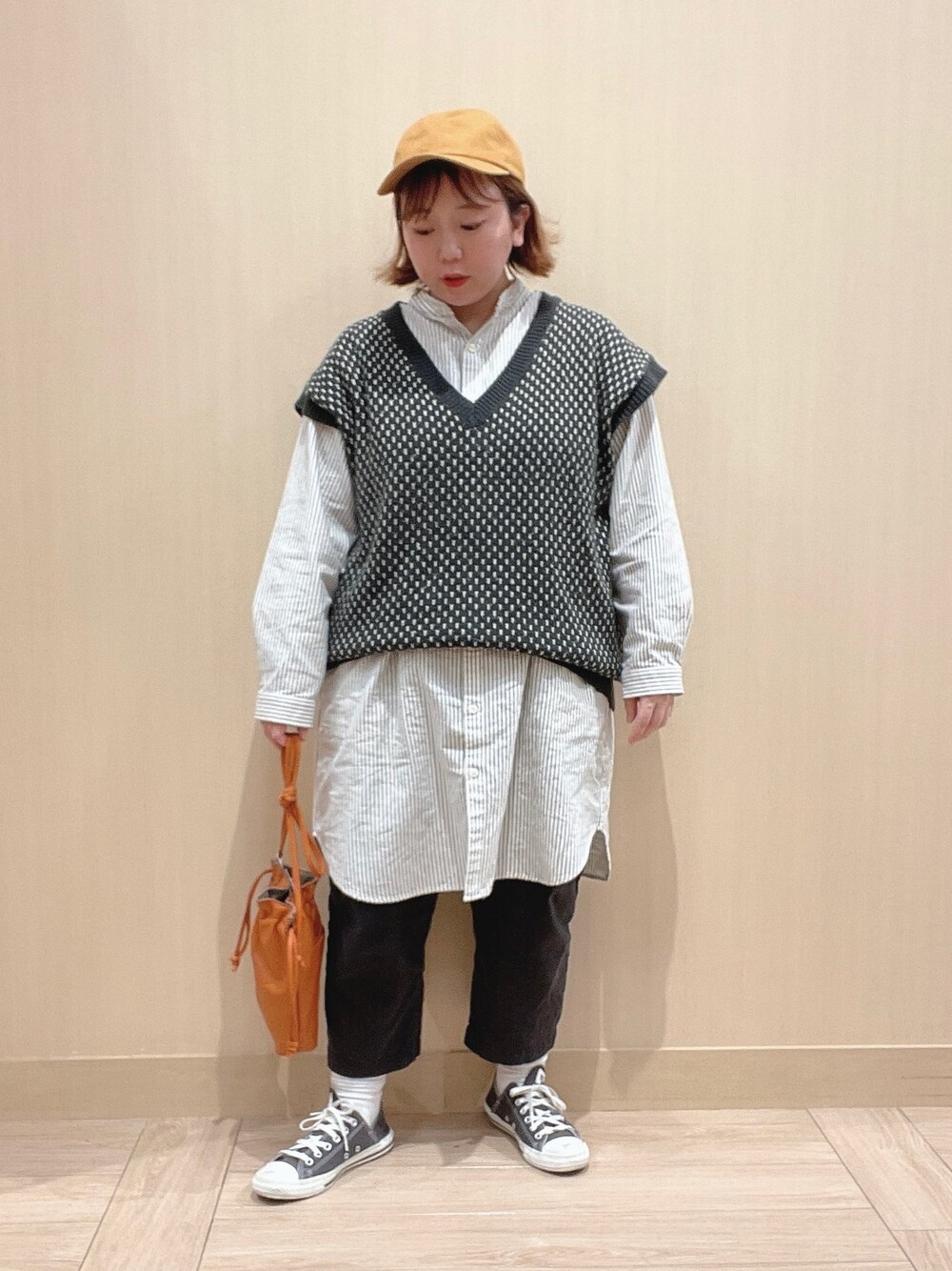 その他のベスト、ブラック系のスニーカー、その他のその他パンツを着用したレディースの冬コーディネートの3枚目の写真