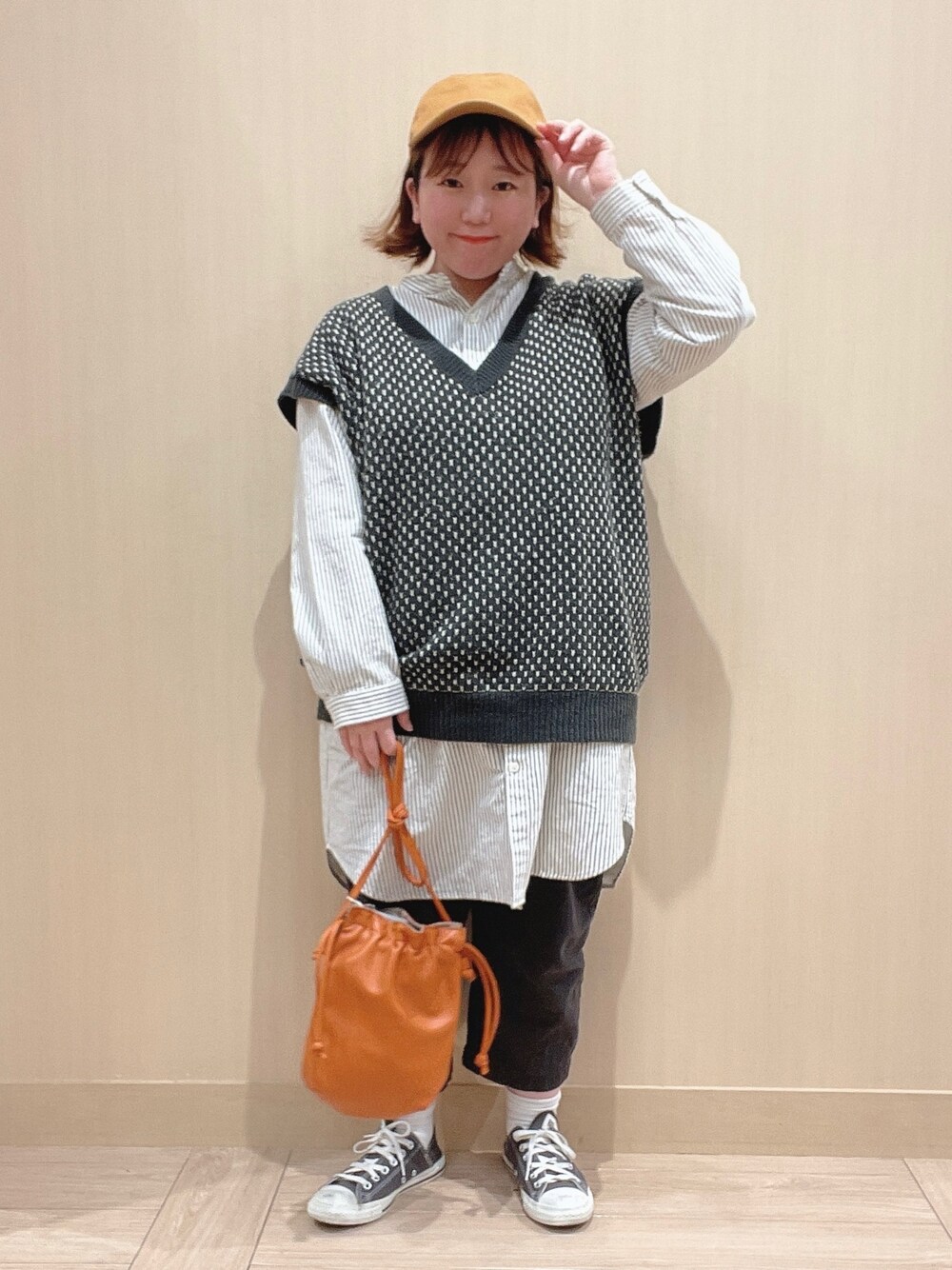 その他のベスト、ブラック系のスニーカー、その他のその他パンツを着用したレディースの冬コーディネートの2枚目の写真