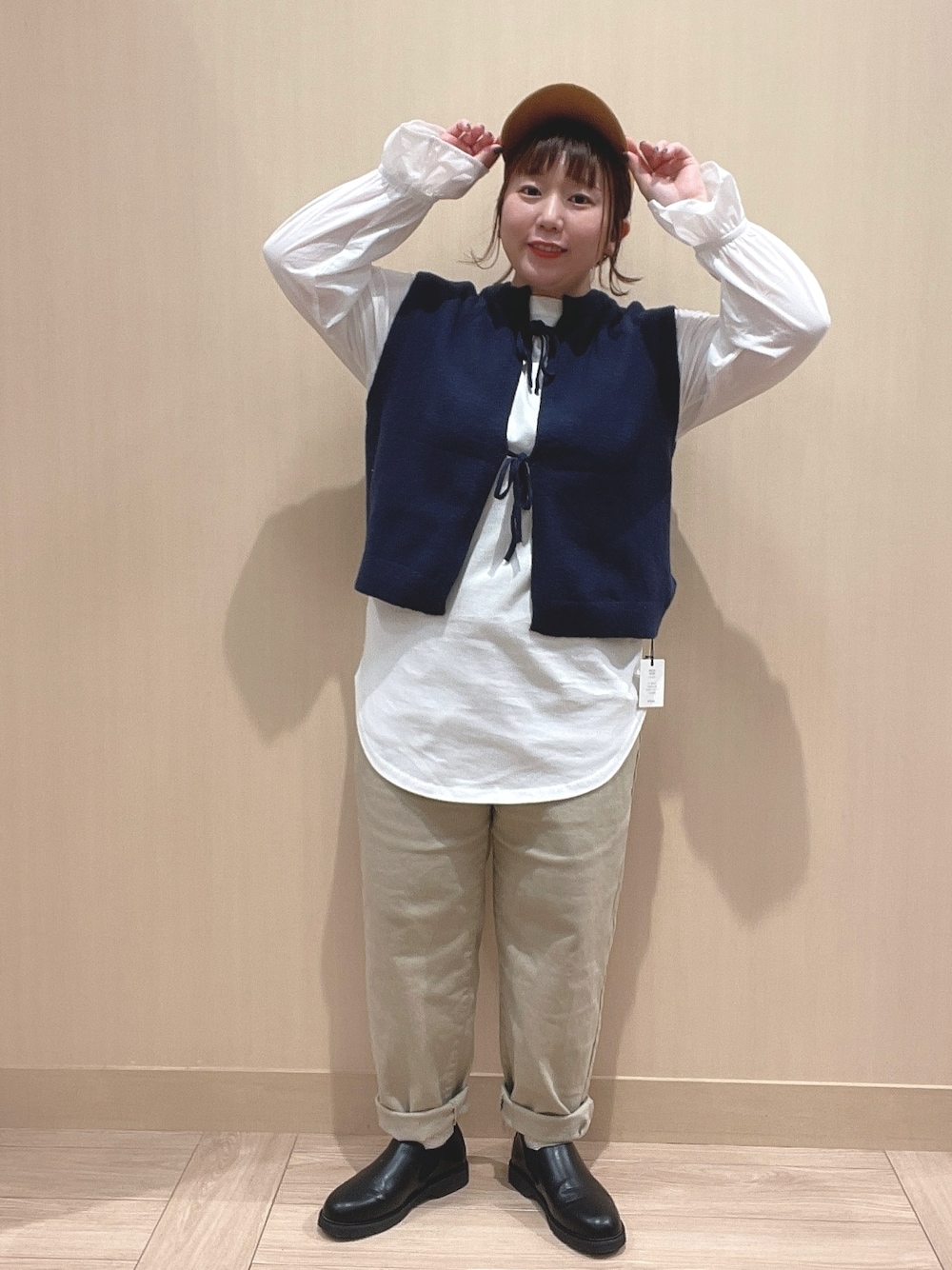 ホワイト系のTシャツ/カットソー、グリーン系のジャケット/アウター、ベージュ系のその他パンツを着用したレディースの冬コーディネートの3枚目の写真