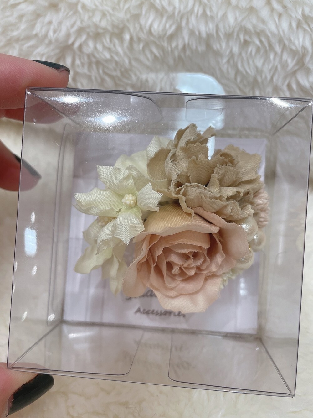 グレー系のブローチ/コサージュ、ピンク系のブローチ/コサージュ、ベージュ系のブローチ/コサージュを着用したレディースの冬コーディネートの4枚目の写真