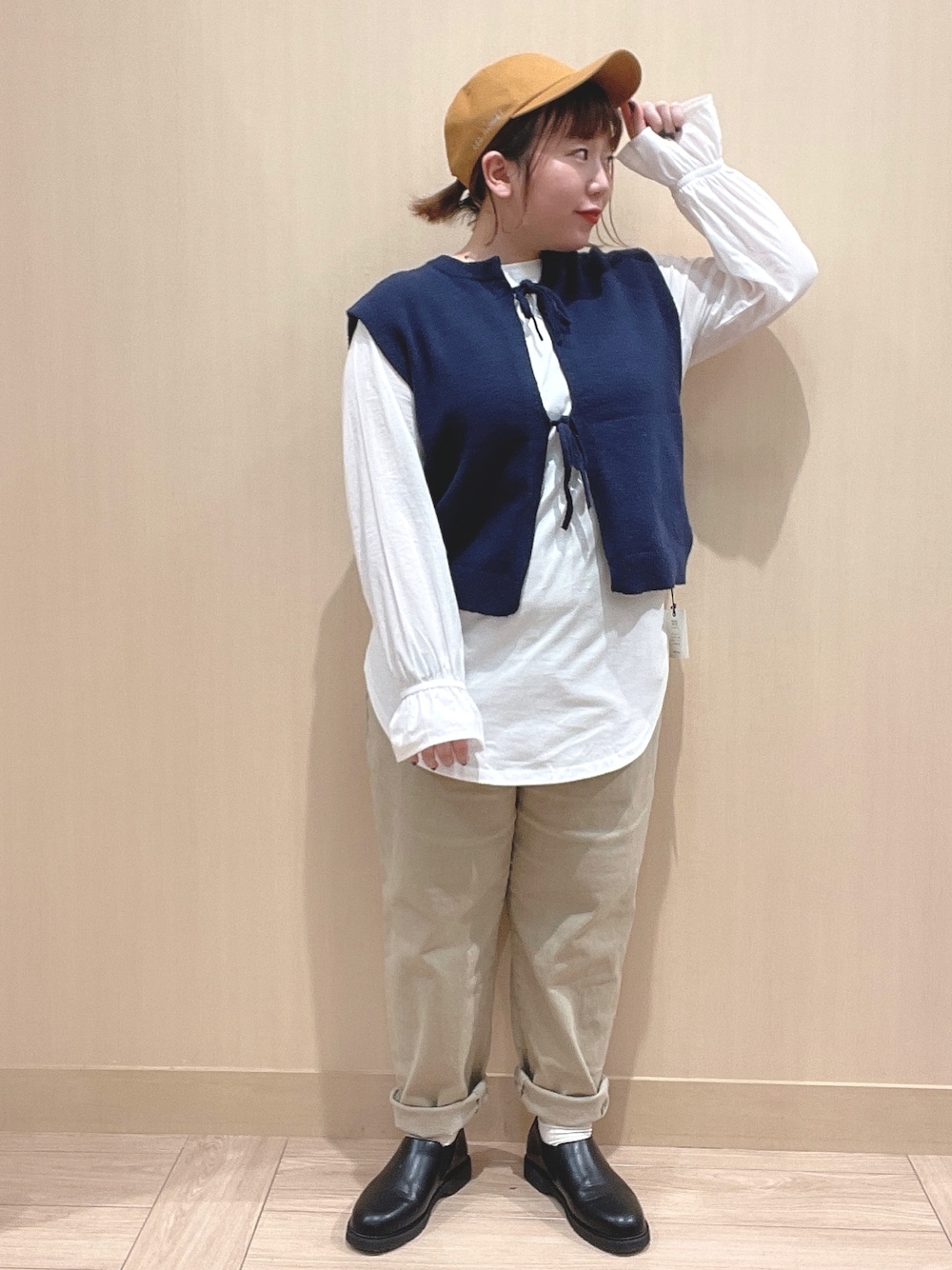 ホワイト系のTシャツ/カットソー、グリーン系のジャケット/アウター、ベージュ系のその他パンツを着用したレディースの冬コーディネートの4枚目の写真