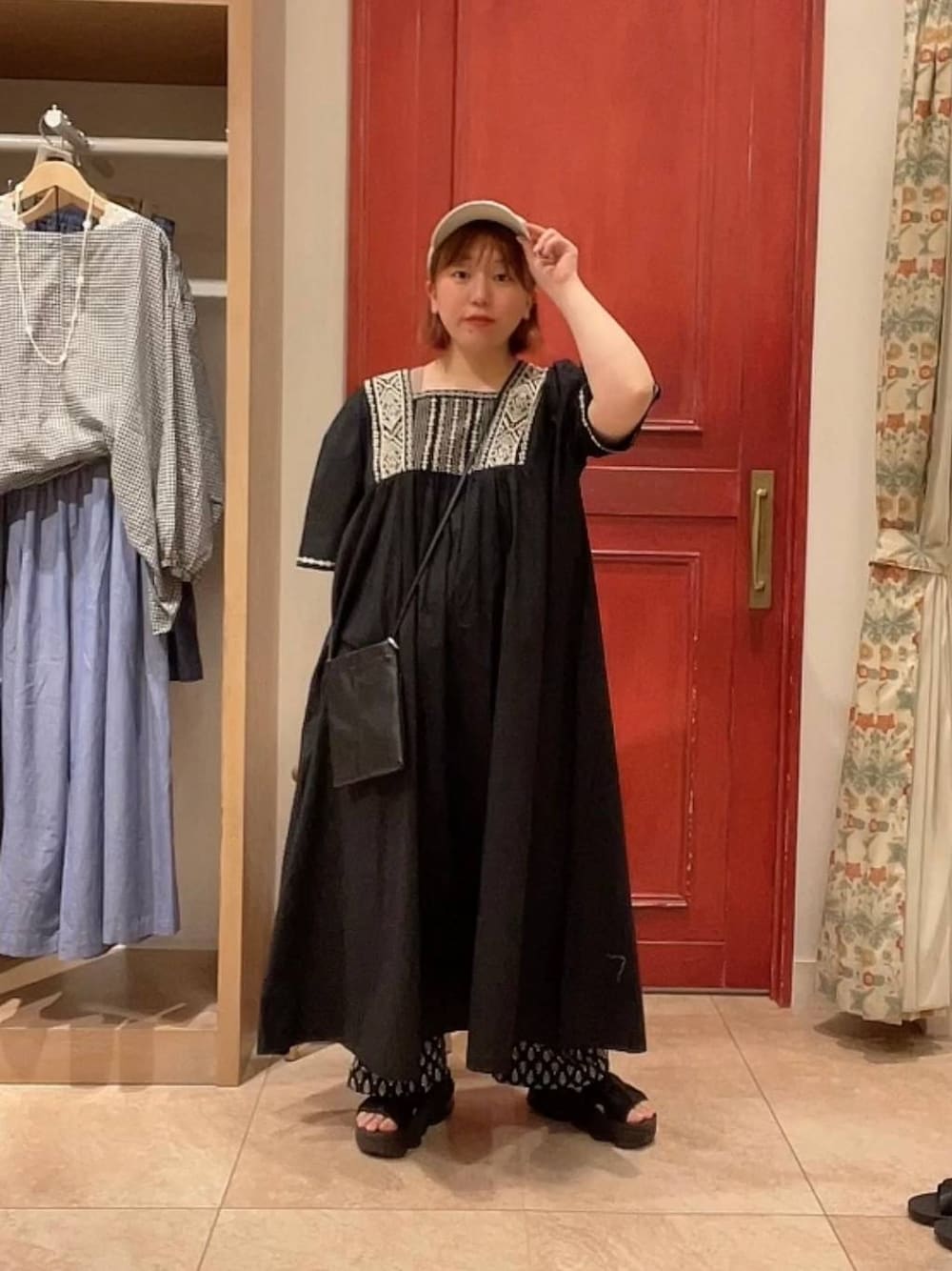 「低身長、カジュアル、ベーシック/シンプル、ワンピース、studio CLIP」｜「studio CLIPの刺繍切り替えワンピース（ワンピース、ブラック系）」を使った、み と ず と きさん（レディース・152cm）の夏コーディネートの1枚目の写真