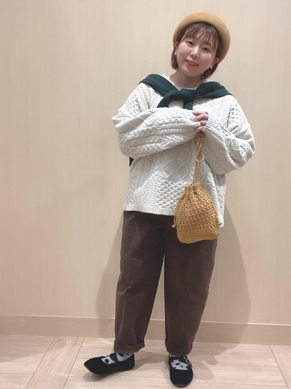 「あったかコーデ、冬コーデ、ボリューム袖、私の推しブランド、グリーン、ベレー帽、低身長コーデ、ニットコーデ、パンツスタイル、肩掛けカーデ、ゆったりコーデ、クロシェ、ショルダーバッグ、バレエシューズ、ワンポイント」｜「studio CLIPの【1/1再値下げ】12ゲージマルチ機能付きパフプルオーバー（ニット/セーター、グリーン系）」を使った、み と ず と きさん（レディース・152cm）の冬コーディネートの1枚目の写真