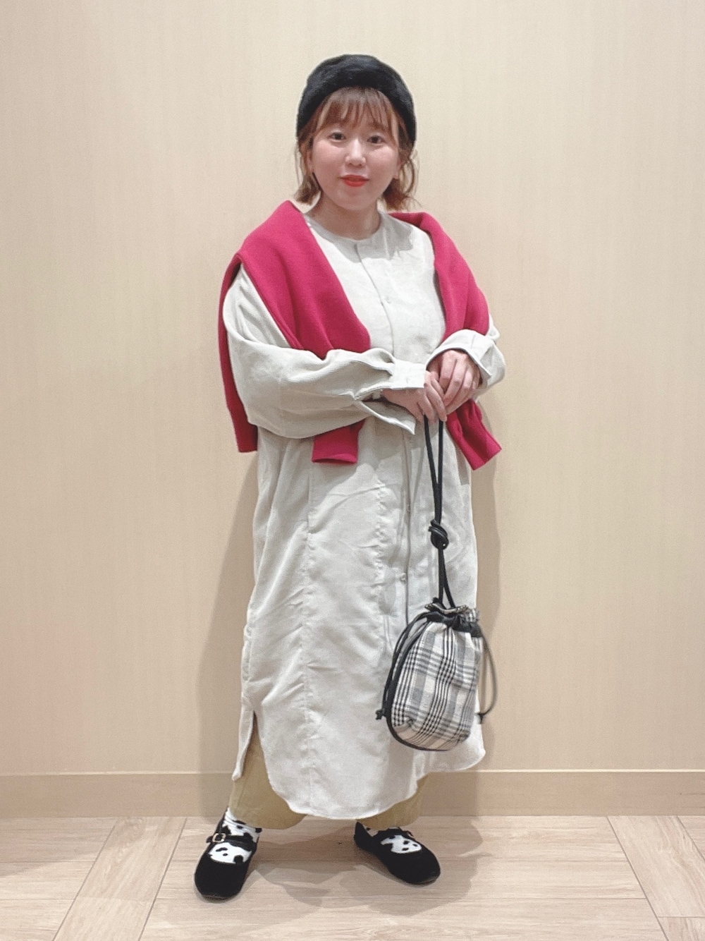 「あったかコーデ、冬コーデ、ボリューム袖、私の推しブランド、ニット帽、パンツスタイル、ワンピース、ショルダーバッグ、カラーニット、ニット、ピンク、ワンポイント、シンプルコーデ、studio clip、スタディオクリップ(studio CLIP)」｜「studio CLIPのコールシャツワンピ―ス（ワンピース、ベージュ系）」を使った、み と ず と きさん（レディース・152cm）の冬コーディネートの1枚目の写真