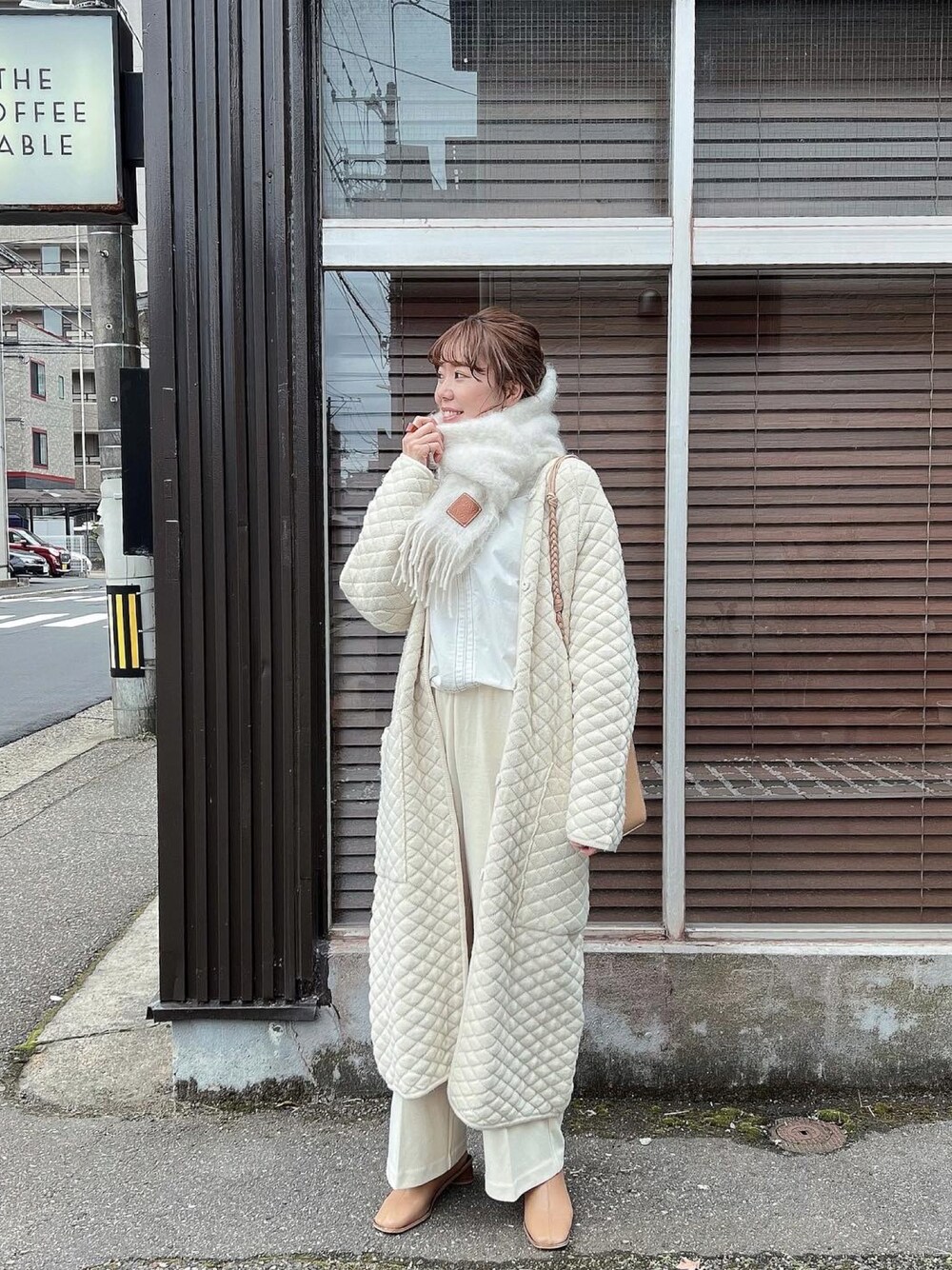 「TODAYFUL、私の推しブランド、ホワイトコーデ、ワントーンコーデ、ホワイトパンツ、ホワイト×ベージュ、キルティングコート、ロングコート、白ブラウス、マフラー、白コーデ、白コート、大人コーデ、マフラーぐるぐる、白シャツ」｜「TODAYFULのセンタープレスポンテトラウザース（その他パンツ、ホワイト系）」を使った、モモコさん（レディース・166cm）の冬コーディネートの1枚目の写真