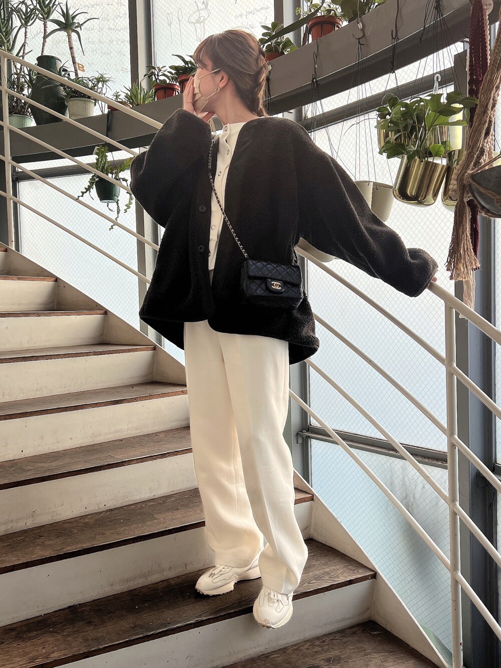「チョコ色に染まれ、大人カジュアル、ワントーンコーデ、ホワイトコーデ、ホワイトパンツ、白スニーカー、白パンツ、スウェット、スラックス、ボアジャケット、ボアコート、ボアブルゾン、ダッドスニーカー、willfully、NOKCHA」｜「TODAYFULのピケタックトラウザース（その他パンツ、ホワイト系）」を使った、モモコさん（レディース・166cm）の冬コーディネートの1枚目の写真