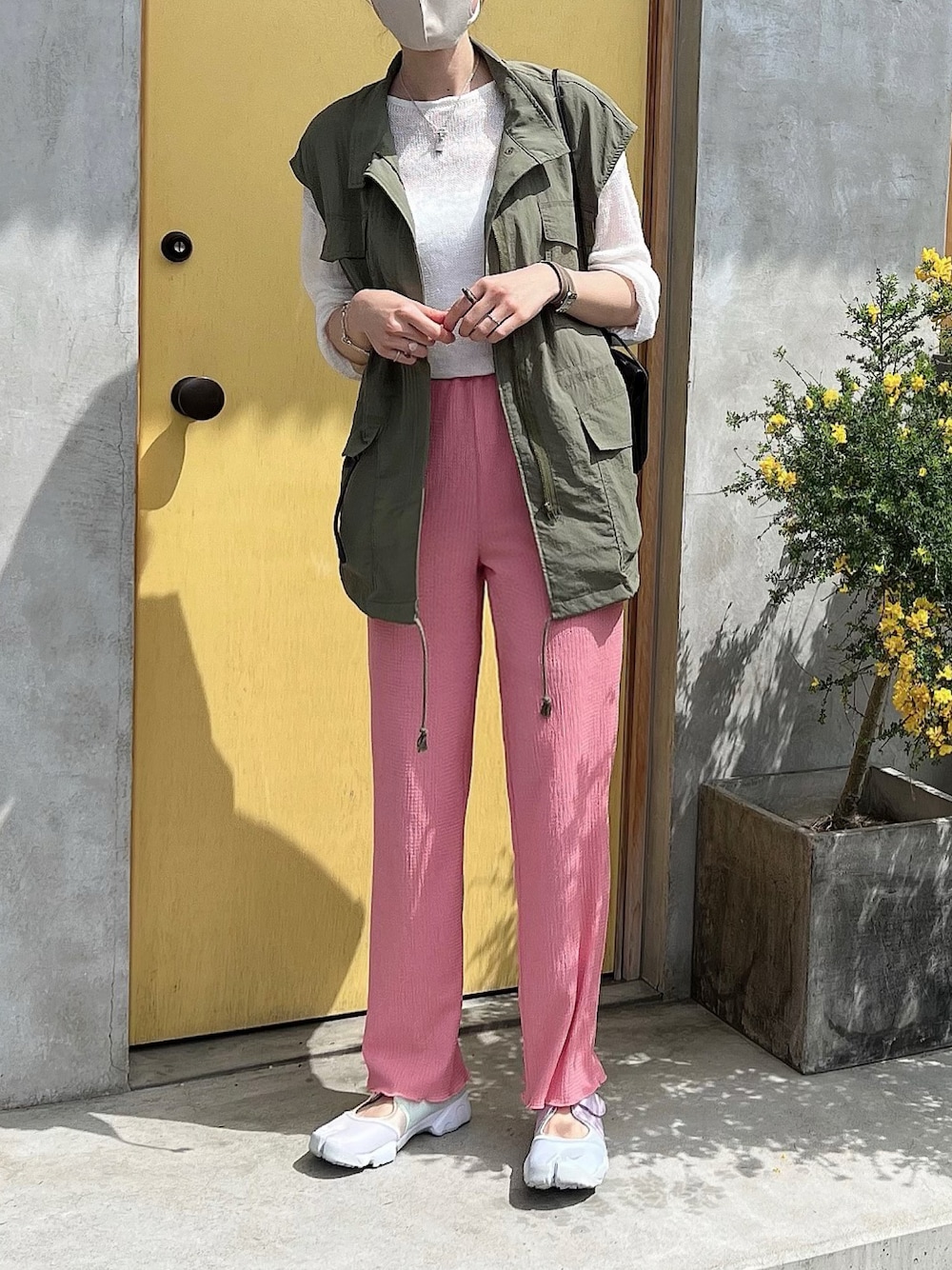 「ミリタリーベスト、ミリタリージャケット、ミリタリーコーデ、ピンクパンツ、ピンクコーデ、カラーパンツ、休日スタイル、カラーコーデ、ベスト、ベストコーデ、ベストスタイル、エアリフト、足袋シューズ、足袋、韓国ファッション」｜「w closetのハイネックミリタリーベスト（ベスト、グリーン系）」を使った、モモコさん（レディース・166cm）の夏コーディネートの1枚目の写真