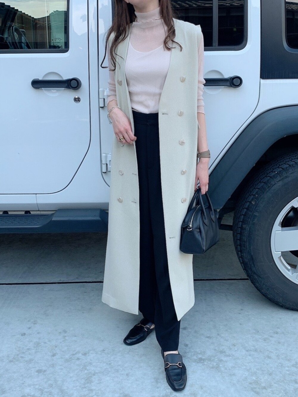 「Link、6beautyandyouth、rokubeauty&youth、beauty&youth、スラックス、ローファー、ZARA、ベスト、ジレ、ベストコーデ、ジレコーデ、だから秋服が好き、willfully、シアートップス、シースルートップス」｜「EFOLEの【EFOLE】フェイクレザー　ミニボストン　ショルダー　バッグ（ボストンバッグ、ブラック系）」を使った、モモコさん（レディース・165cm）の秋コーディネートの1枚目の写真
