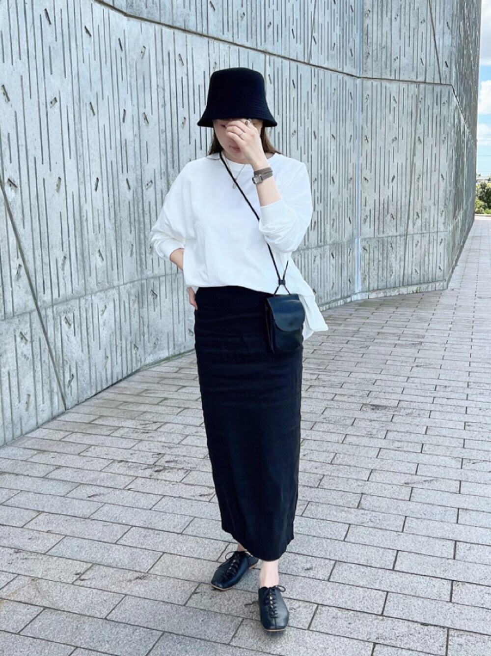 「オトナカジュアル、シンプルコーデ、カジュアルコーデ、秋服、UNIQLO、ユニクロ、UNIQLOコーデ、ハット、モノトーン、ブラック、ロンT、初秋コーデ、きれいめカジュアル、ショルダーバッグ、ロングスカート」｜「ADAM ET ROPE'のストレッチリネンカラースカート（スカート、ブラック系）」を使った、モモコさん（レディース・166cm）の秋コーディネートの1枚目の写真