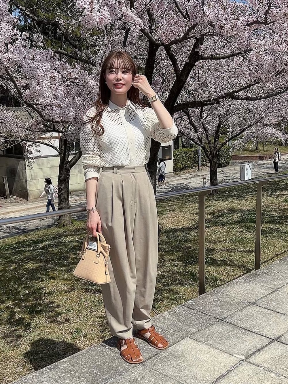 「春コーデ、春、あみあみトップス、あみあみ、シアートップス、シースルートップス、春服みてみて、ベージュコーデ、マルジェラ、メゾンマルジェラ、TODAYFUL、スラックス、グルカサンダル、襟付きトップス、ポロシャツ」｜「BEAUTY&YOUTH UNITED ARROWSのアイテム（トップス、ホワイト系）」を使った、モモコさん（レディース・166cm）の春コーディネートの1枚目の写真