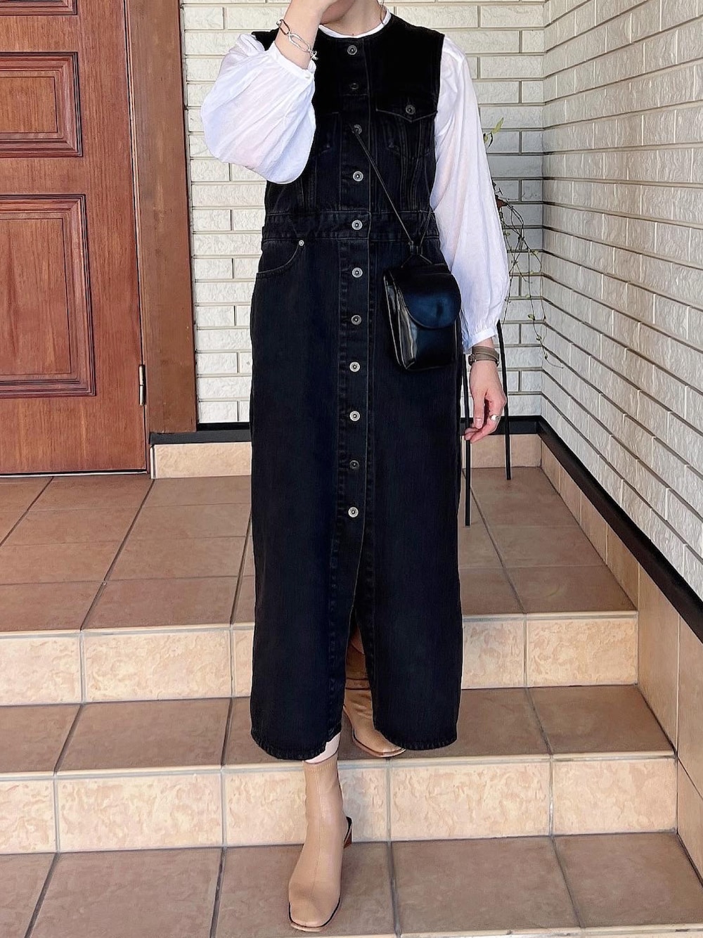 「TODAYFUL、Spick & Span(Spick & Span)、Spick and Span、スピック＆スパン、秋のコーデ、秋コーデ、秋服、秋服コーデ、秋冬コーデ、ワンピース、ロングワンピース、デニムスカート、デニムコーデ、デニムワンピース、ジレ」｜「TODAYFULのレザーマルチポシェット（ショルダーバッグ、ブラック系）」を使った、モモコさん（レディース・165cm）の秋コーディネートの1枚目の写真
