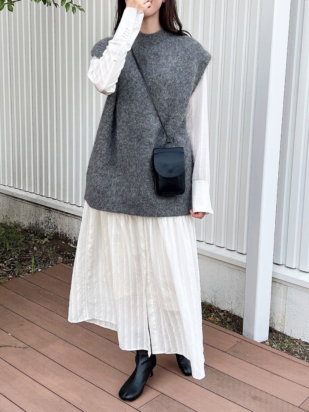 「TODAYFUL、SHIPS、shinzone、the shinzone、ワンピース、wearhalloween2021、ロングワンピース、秋コーデ、秋服、秋冬コーデ、ベスト、ベストコーデ、ワンピースコーデ、モノトーン、ホワイトコーデ」｜「TODAYFULのシアーストライプシャツドレス（ワンピース、ホワイト系）」を使った、モモコさん（レディース・165cm）の秋コーディネートの1枚目の写真