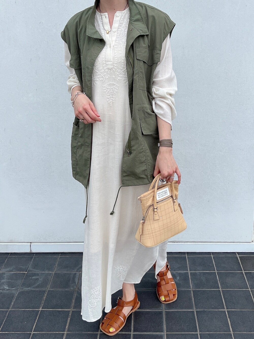 「wcloset、ミリタリーコーデ、ミリタリーベスト、ミリタリージャケット、ベスト、ベストコーデ、ベスト×ワンピース、ワンピース、春夏コーデ、春コーデ、ベストスタイル、グルカサンダル、マルジェラ、ゆるコーデ、カジュアルガーリー」｜「TODAYFULのエンブロイダリーガーゼドレス（ワンピース、ホワイト系）」を使った、モモコさん（レディース・166cm）の夏コーディネートの1枚目の写真