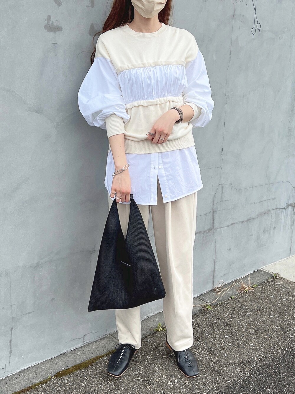 「UNIQLO、UNIQLO U、スウェットギャザーパンツ、スウェットパンツ、ENFOLD、UNIQLOコーデ、スウェット、MM6、REMME、春服、ゆるコーデ、スラックス、スラックスパンツ、ユニクロ、ユニクロコーデ」｜「MM6 Maison MargielaのMM6 Maison Margiela メッシュミニハンドバック（ハンドバッグ、ブラック系）」を使った、モモコさん（レディース・166cm）の春コーディネートの1枚目の写真