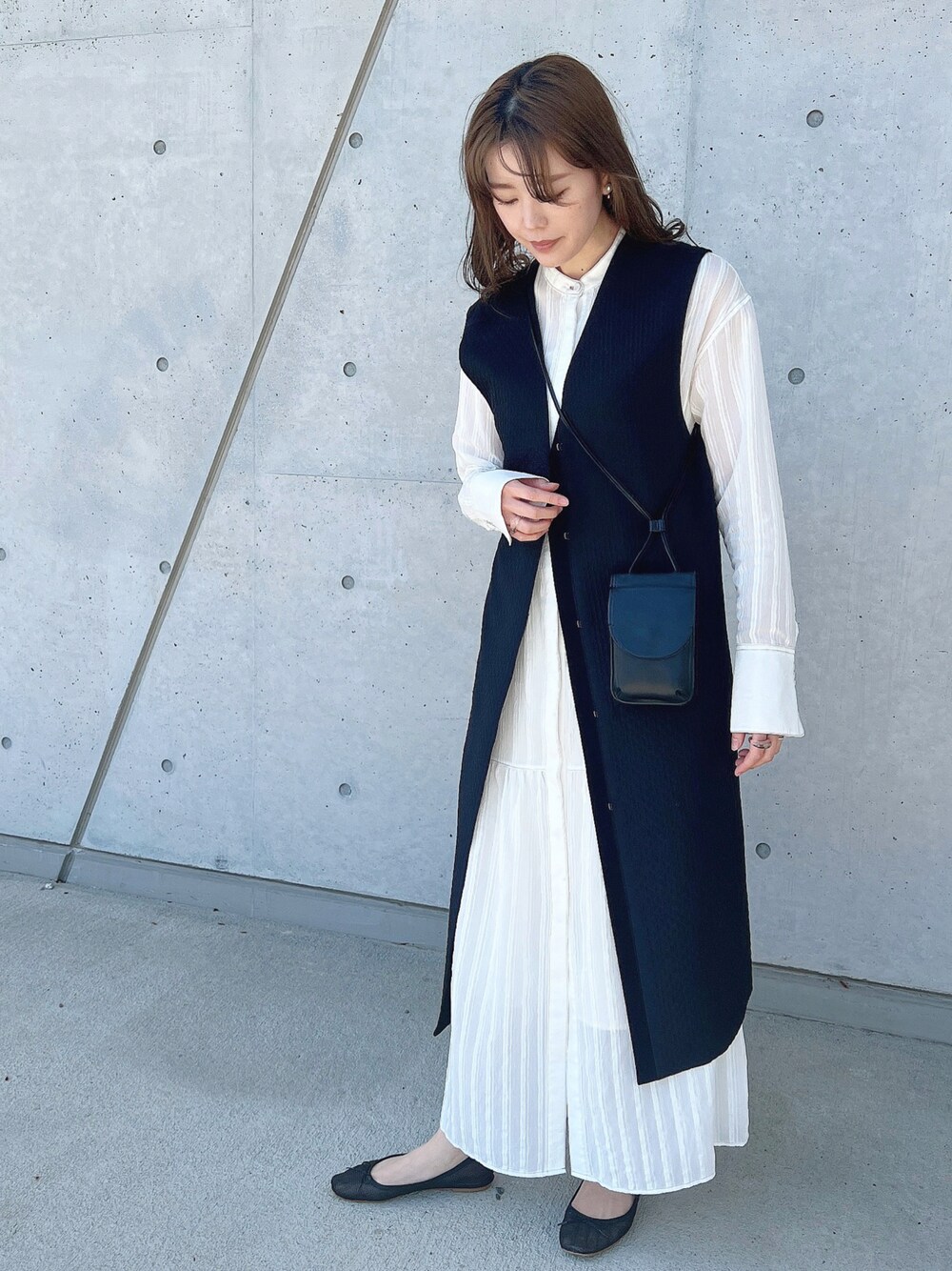 「ベスト、ジレ、ベストコーデ、ベスト×シャツ、ワンピース、バレエシューズ、シャツワンピ、休日スタイル、大人カジュアル、オトナカワイイ、モノトーン、ロングベスト、ブラウス、白シャツ、白ワンピース」｜「TODAYFULのレザーマルチポシェット（ショルダーバッグ、ブラック系）」を使った、モモコさん（レディース・166cm）の春コーディネートの1枚目の写真