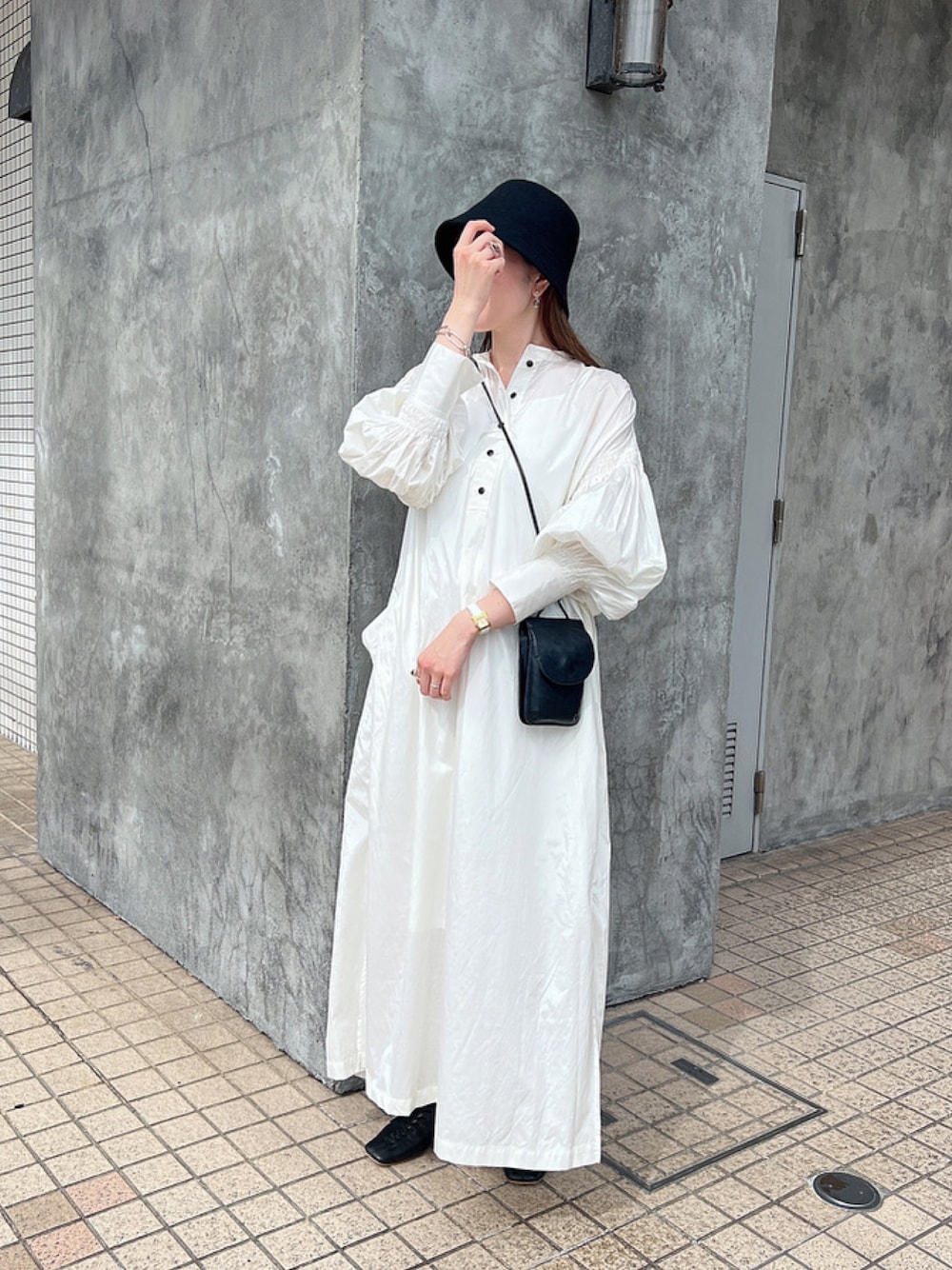 「オトナカワイイ、ビッグシルエット、ロングワンピース、ワンピースコーデ、シャツ、シャツワンピ、UNIQLO、バケットハット、シンプルコーデ、秋先取りコーデ、シャツワンピース、モノトーン、大人かわいい、マタニティコーデ、妊婦コーデ」｜「TODAYFULのレザーマルチポシェット（ショルダーバッグ、ブラック系）」を使った、モモコさん（レディース・166cm）の秋コーディネートの1枚目の写真