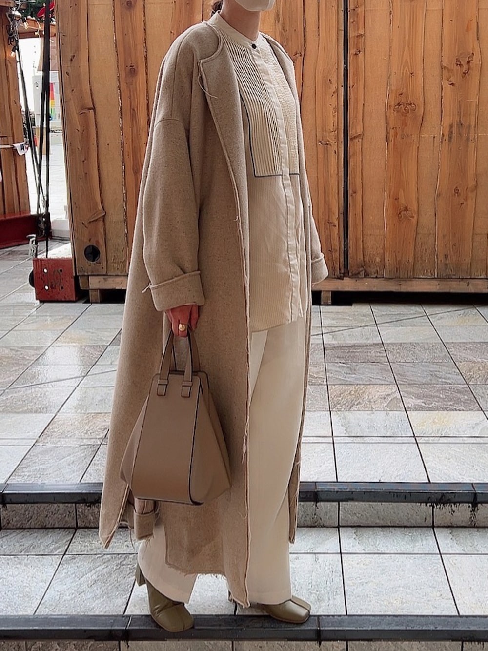 「TODAYFUL、TODAYFUL コーデ、ベージュ、ベージュコーデ、willfully、LOEWE、Loewe hammock、ロエベ、ロエベハンモック、ロングコート、ブラウス、スラックス、スラックスパンツ、ブラウスコーデ、シャツ」｜「TODAYFULのドットドレスシャツ（シャツ/ブラウス、ホワイト系）」を使った、モモコさん（レディース・166cm）の冬コーディネートの1枚目の写真
