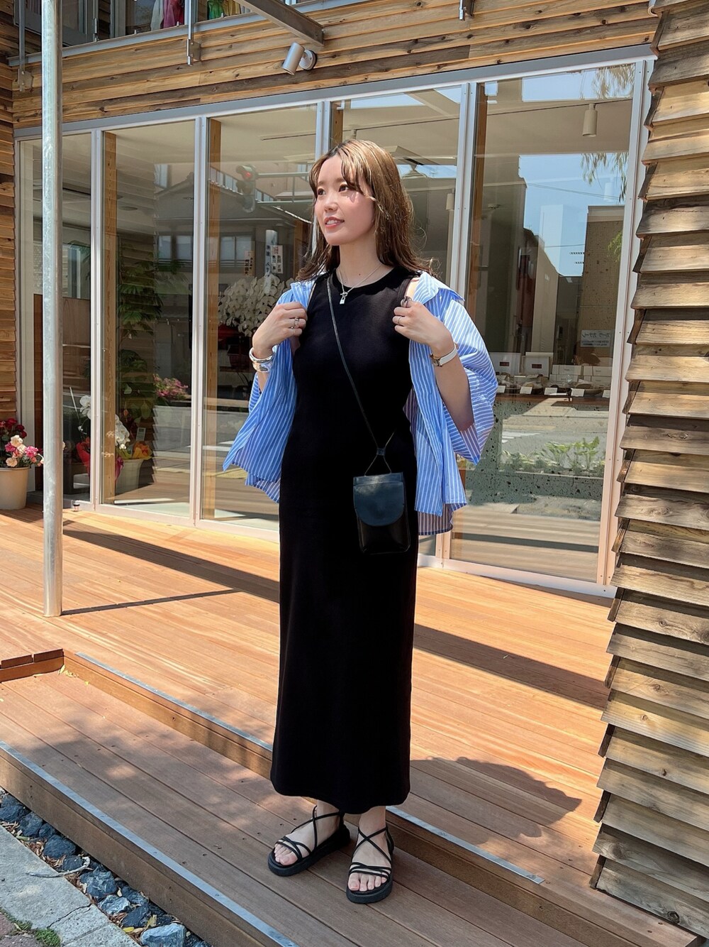 「カラー×コーデ、ボリューム袖、韓国ファッション、プチプラ、シャツスタイル、シャツ、シャツコーデ、ワンピース、アメスリ、アメスリタンク、ワンピースコーデ、カラーシャツ、カラーコーデ、ストライプシャツ、カジュアル」｜「Ungridのアメスリテレコフィットワンピース（ワンピース、ブラック系）」を使った、モモコさん（レディース・166cm）の春コーディネートの1枚目の写真