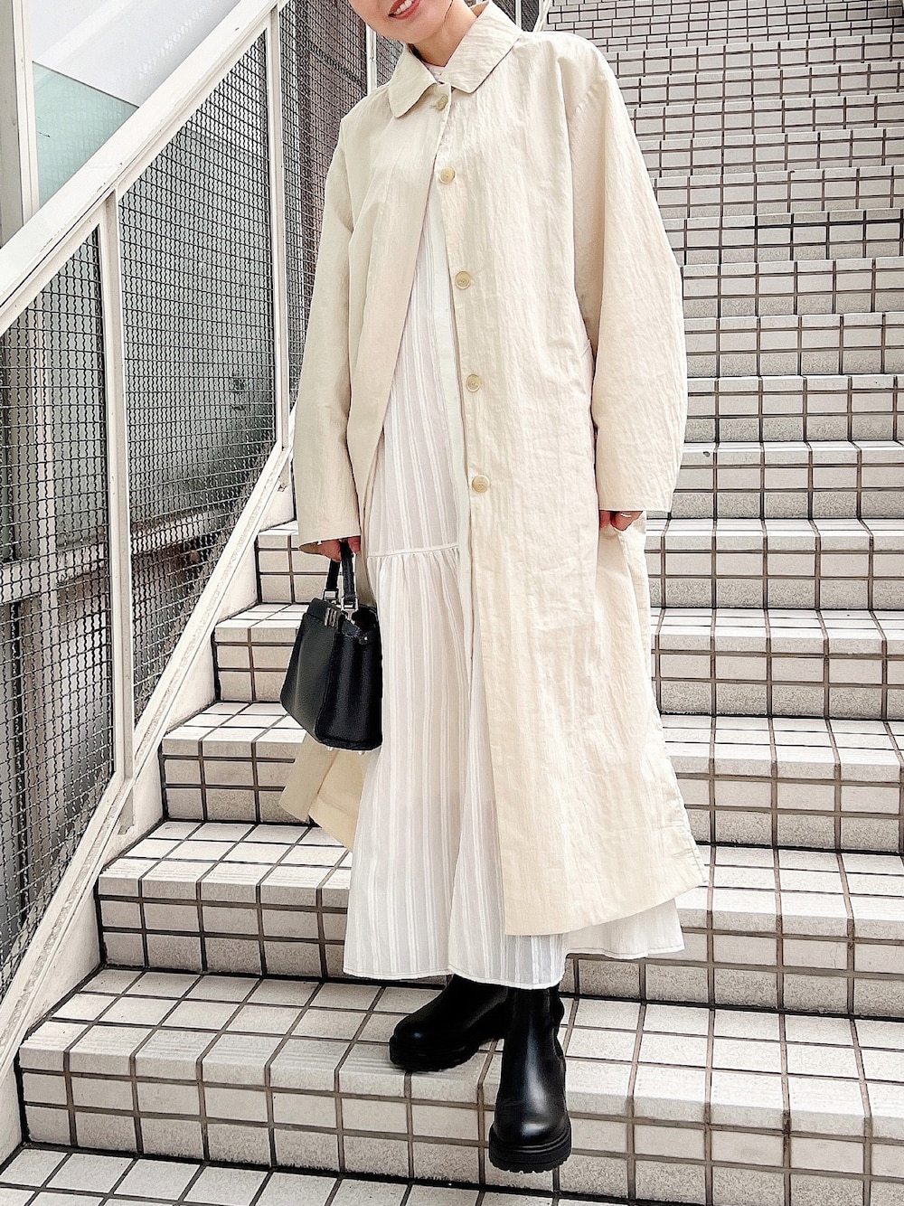 「TODAYFUL、wearhalloween2021、ロングコート、ロングワンピース、ワンピース、サイドゴアブーツ、ワントーンコーデ、ホワイトコーデ、ベージュコーデ、オーバーサイズ、アウター、秋コーデ、秋服、BEAUTY&YOUTH UNITED ARROWS、ビューティ&ユース」｜「TODAYFULのスタンドカラーオーバーコート（ステンカラーコート、ホワイト系）」を使った、モモコさん（レディース・165cm）の秋コーディネートの1枚目の写真